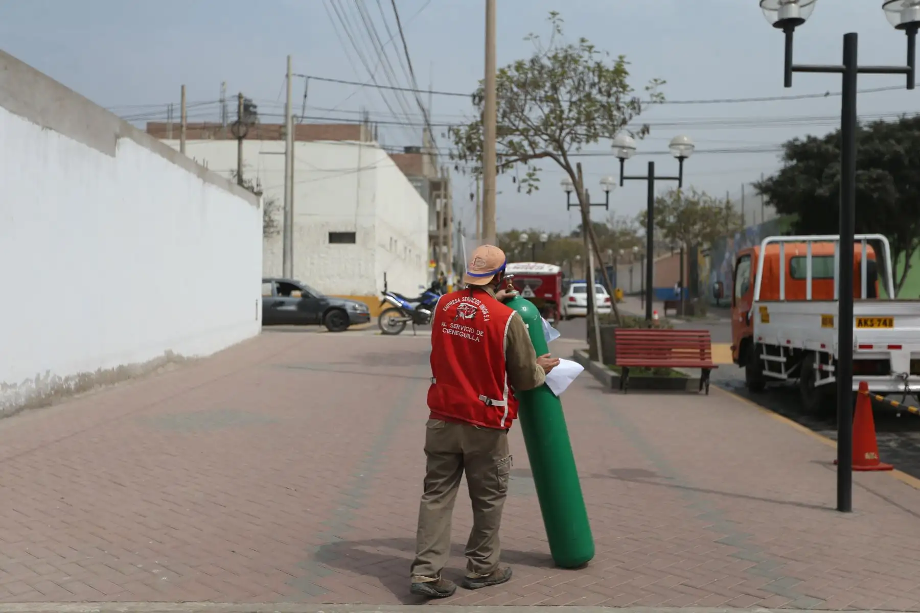 La Asociación de Municipalidades del Perú (AMPE) brindó recarga de oxígeno gratuito a los pobladores de Cieneguilla que necesiten este vital elemento para su tratamiento contra el covid-19. El AMPE puso a disposición una planta móvil de oxígeno en la plaza de armas del distrito. Foto: ANDINA/Jhonel Rodríguez Robles