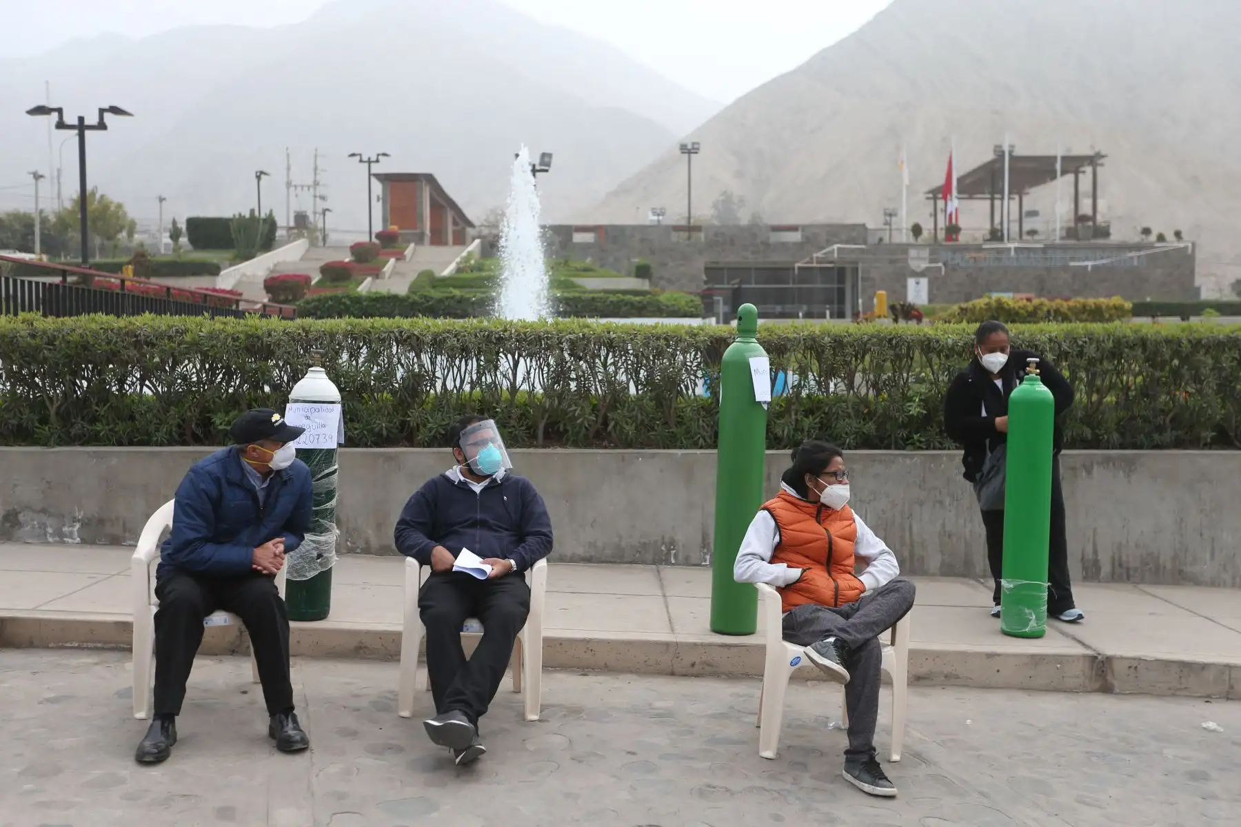 La Asociación de Municipalidades del Perú (AMPE) brindó recarga de oxígeno gratuito a los pobladores de Cieneguilla que necesiten este vital elemento para su tratamiento contra el covid-19. El AMPE puso a disposición una planta móvil de oxígeno en la plaza de armas del distrito. Foto: ANDINA/Jhonel Rodríguez Robles