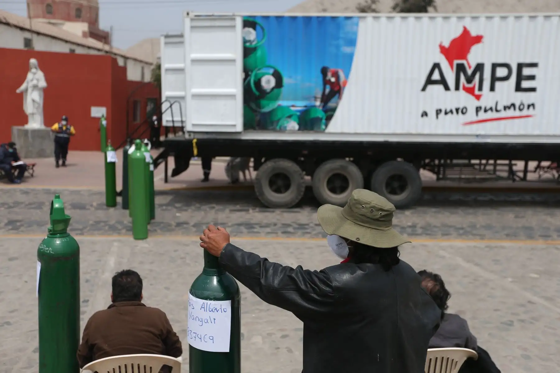 La Asociación de Municipalidades del Perú (AMPE) brindó recarga de oxígeno gratuito a los pobladores de Cieneguilla que necesiten este vital elemento para su tratamiento contra el covid-19. El AMPE puso a disposición una planta móvil de oxígeno en la plaza de armas del distrito. Foto: ANDINA/Jhonel Rodríguez Robles