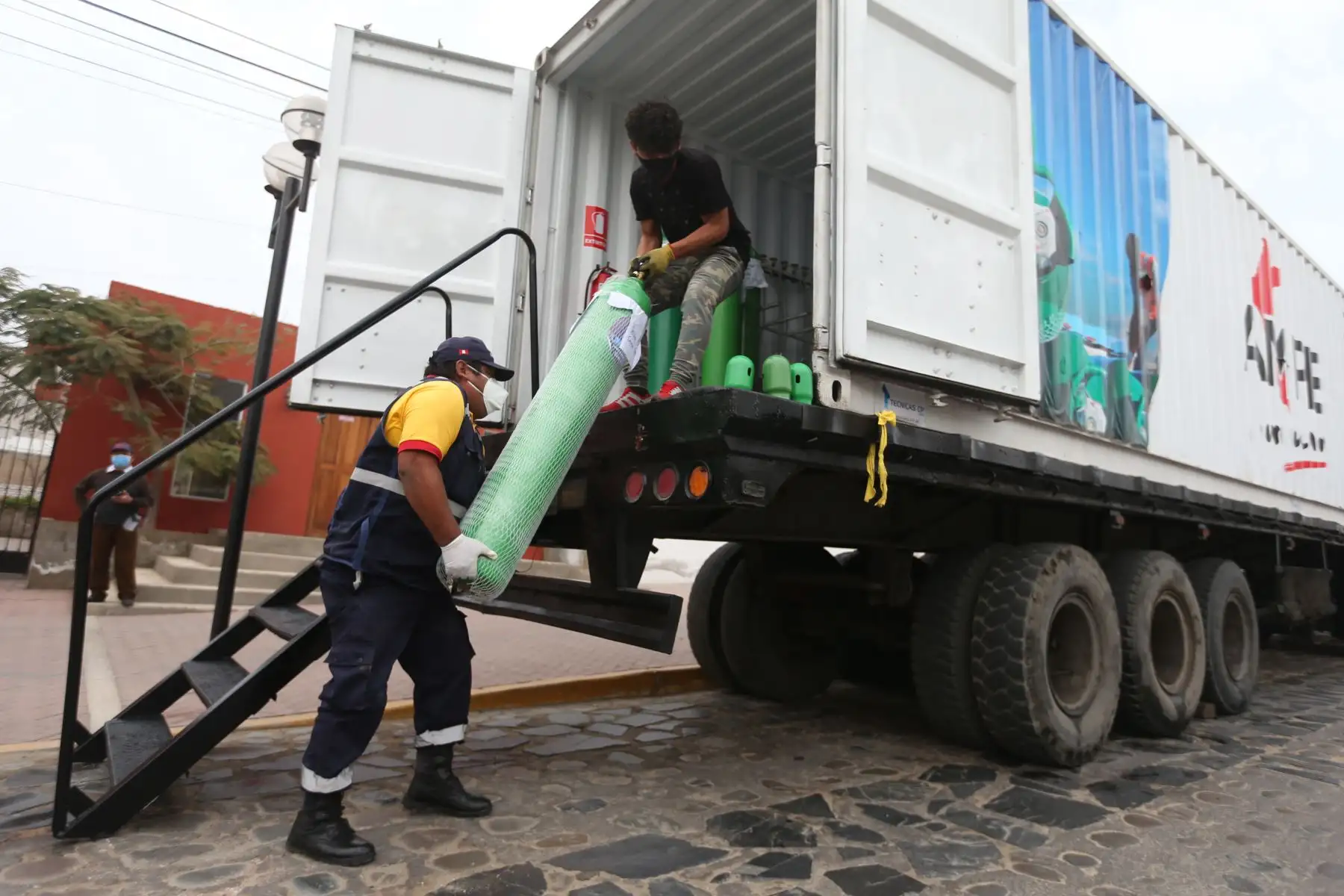 La Asociación de Municipalidades del Perú (AMPE) brindó recarga de oxígeno gratuito a los pobladores de Cieneguilla que necesiten este vital elemento para su tratamiento contra el covid-19. El AMPE puso a disposición una planta móvil de oxígeno en la plaza de armas del distrito. Foto: ANDINA/Jhonel Rodríguez Robles
