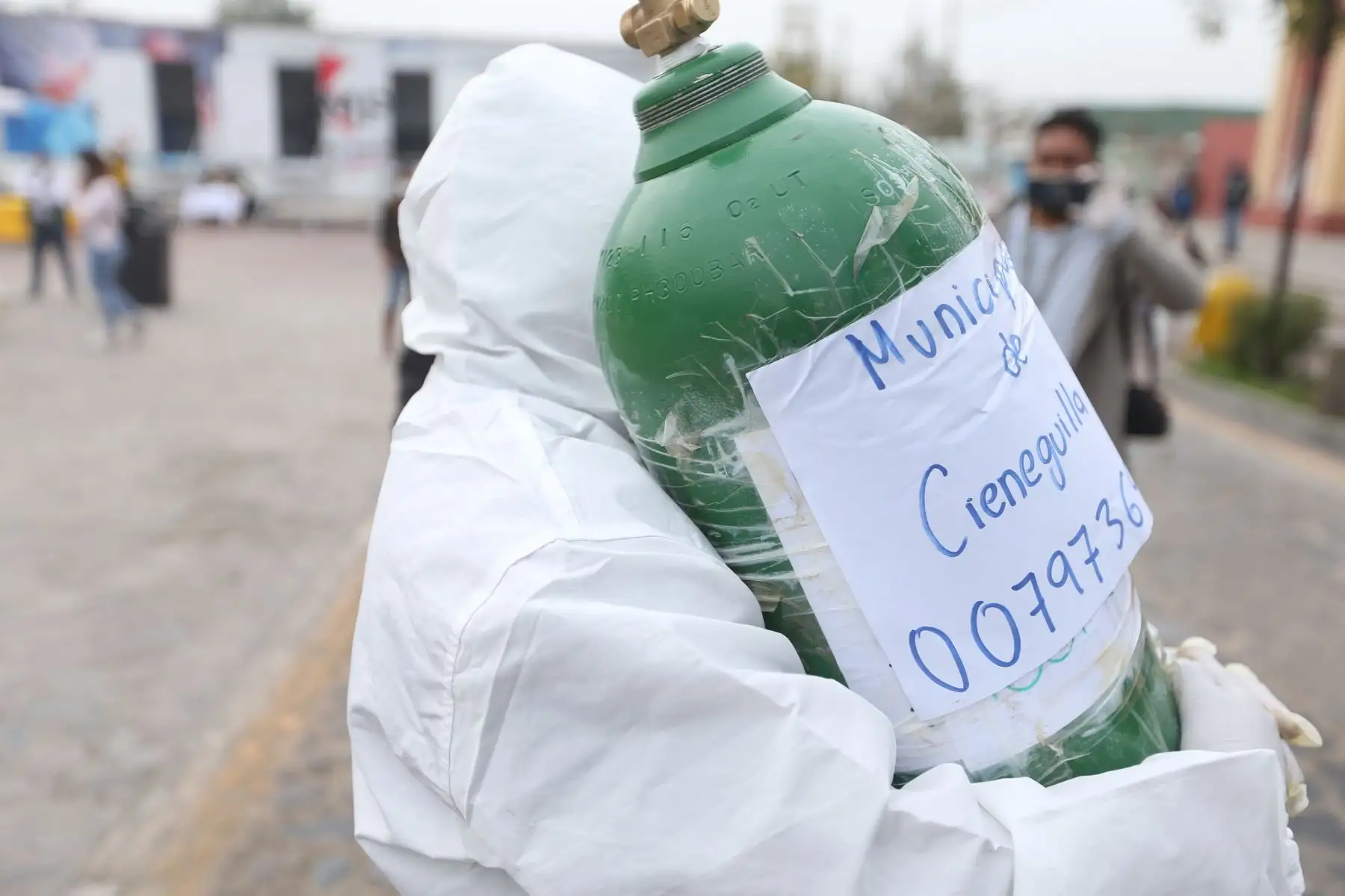 La Asociación de Municipalidades del Perú (AMPE) brindó recarga de oxígeno gratuito a los pobladores de Cieneguilla que necesiten este vital elemento para su tratamiento contra el covid-19. El AMPE puso a disposición una planta móvil de oxígeno en la plaza de armas del distrito. Foto: ANDINA/Jhonel Rodríguez Robles