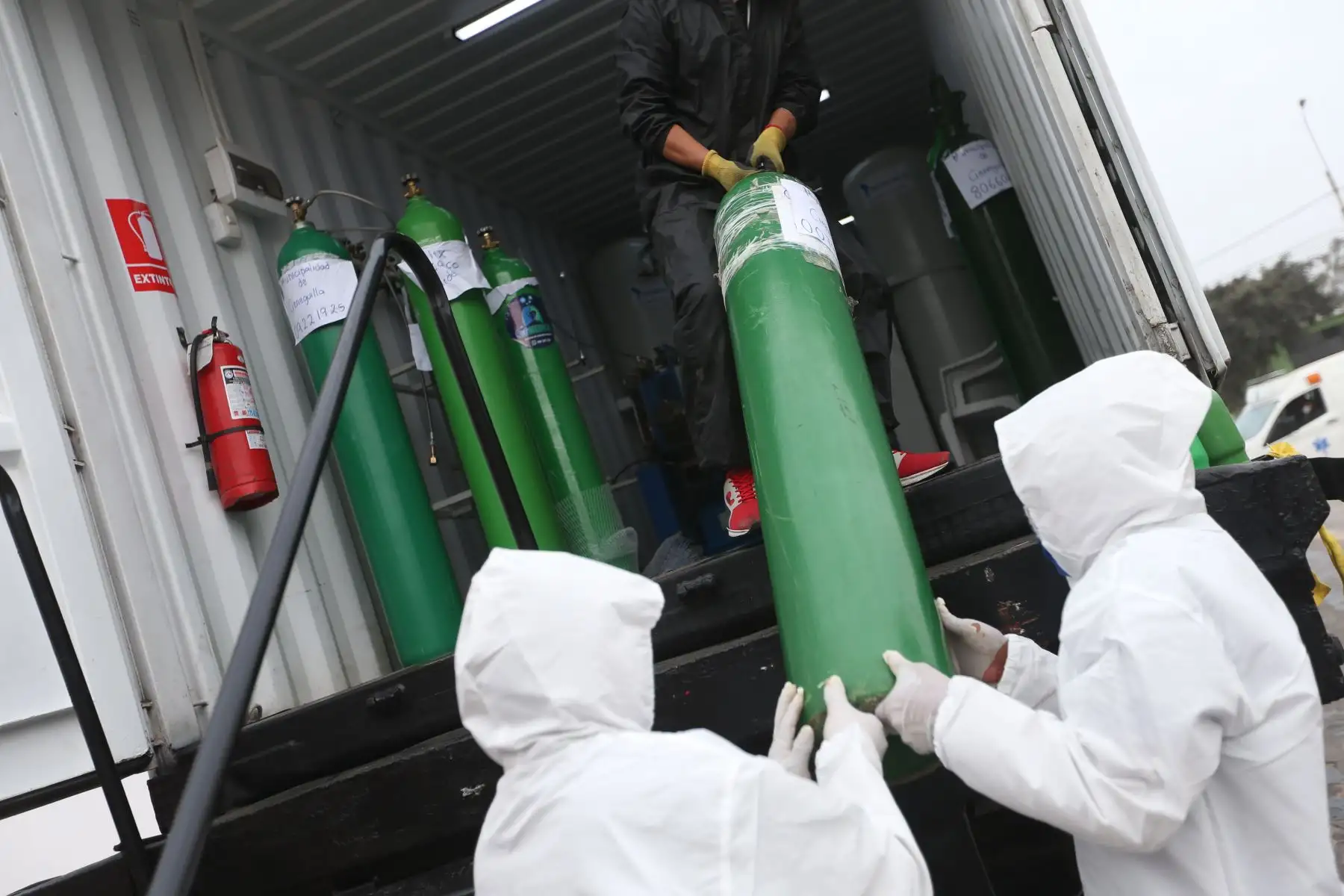 La Asociación de Municipalidades del Perú (AMPE) brindó recarga de oxígeno gratuito a los pobladores de Cieneguilla que necesiten este vital elemento para su tratamiento contra el covid-19. El AMPE puso a disposición una planta móvil de oxígeno en la plaza de armas del distrito. Foto: ANDINA/Jhonel Rodríguez Robles