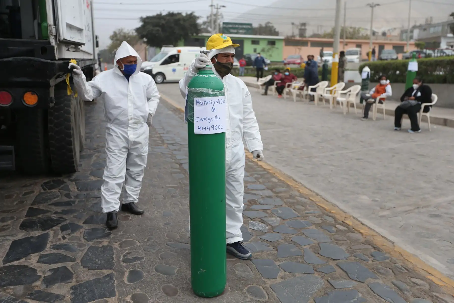 El AMPE puso a disposición una planta móvil de oxígeno en la plaza de armas del distrito. Foto: ANDINA/Jhonel Rodríguez Robles pobladores de Cieneguilla. El AMPE puso a disposición una planta móvil de oxígeno en la plaza de armas del distrito. Foto: ANDINA/Jhonel Rodríguez Robles