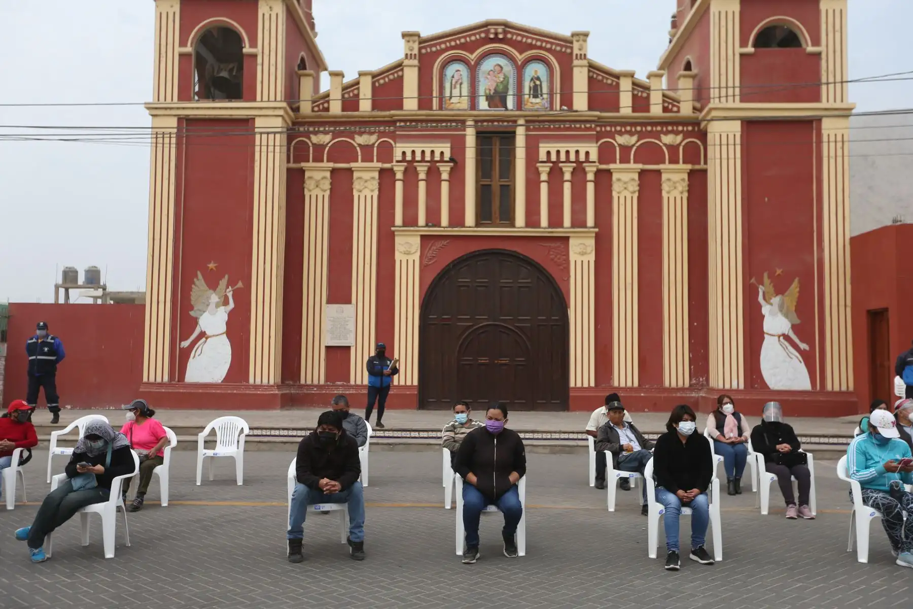 La Asociación de Municipalidades del Perú (AMPE) brindó recarga de oxígeno gratuito a los pobladores de Cieneguilla que necesiten este vital elemento para su tratamiento contra el covid-19. El AMPE puso a disposición una planta móvil de oxígeno en la plaza de armas del distrito. Foto: ANDINA/Jhonel Rodríguez Robles
