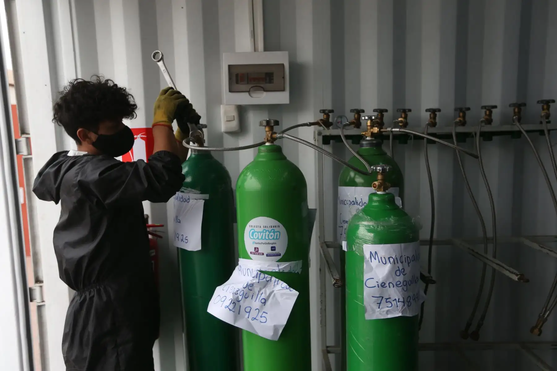 La Asociación de Municipalidades del Perú (AMPE) brindó recarga de oxígeno gratuito a los pobladores de Cieneguilla que necesiten este vital elemento para su tratamiento contra el covid-19. El AMPE puso a disposición una planta móvil de oxígeno en la plaza de armas del distrito. Foto: ANDINA/Jhonel Rodríguez Robles