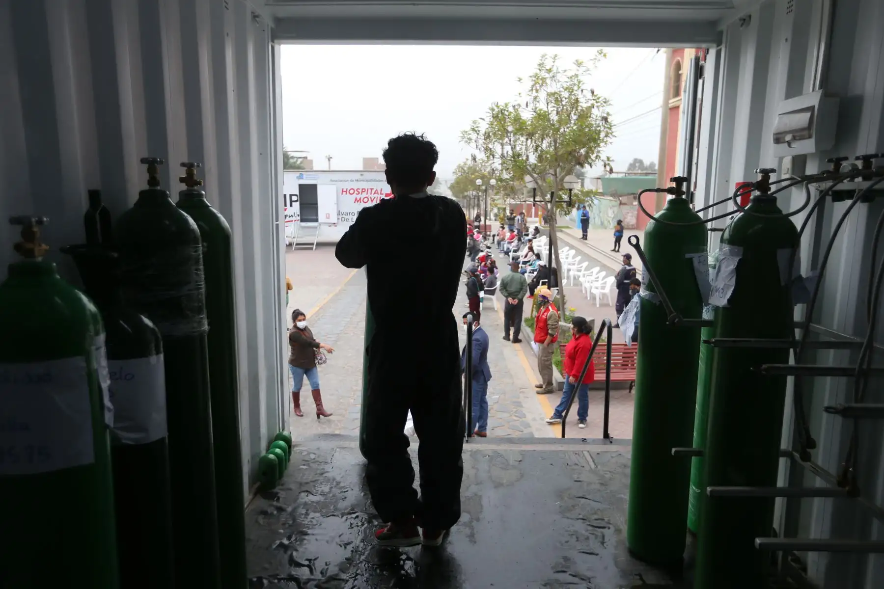 La Asociación de Municipalidades del Perú (AMPE) brindó recarga de oxígeno gratuito a los pobladores de Cieneguilla que necesiten este vital elemento para su tratamiento contra el covid-19. El AMPE puso a disposición una planta móvil de oxígeno en la plaza de armas del distrito. Foto: ANDINA/Jhonel Rodríguez Robles
