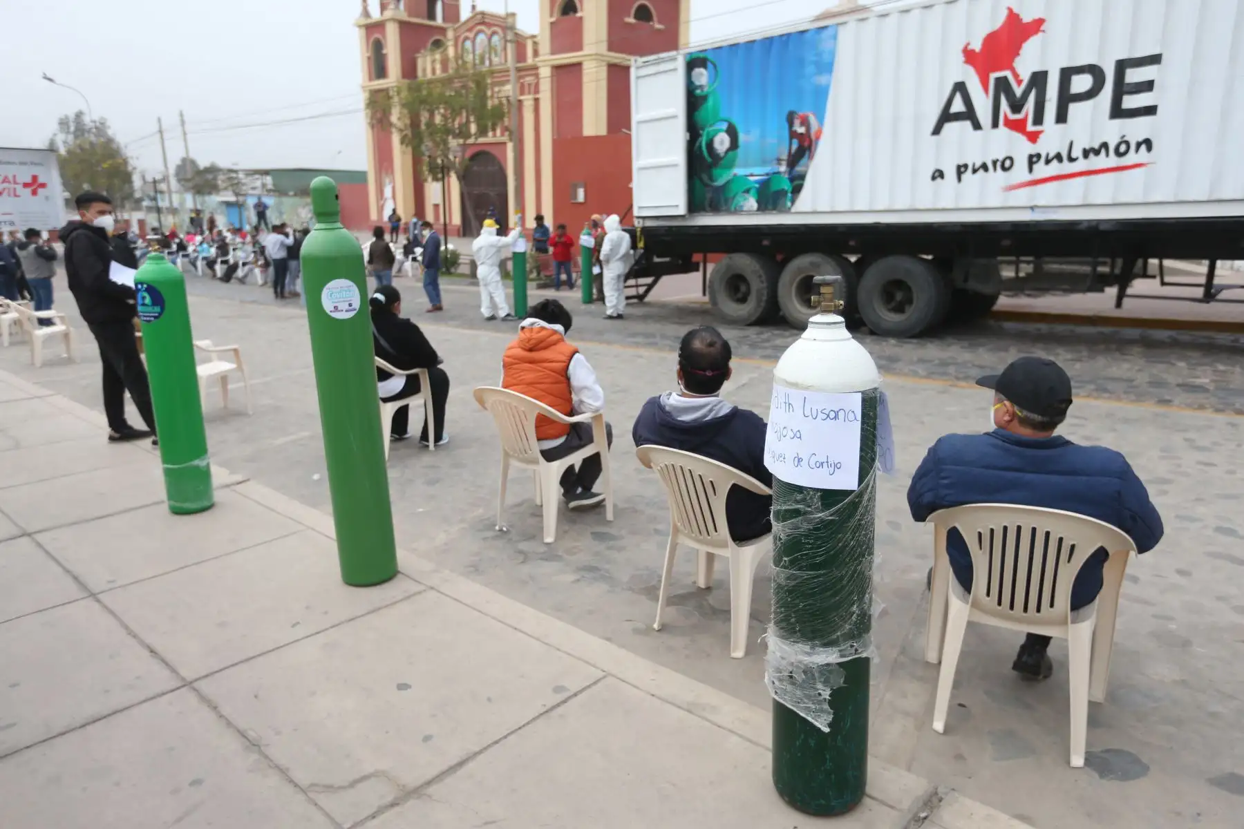 La Asociación de Municipalidades del Perú (AMPE) brindó recarga de oxígeno gratuito a los pobladores de Cieneguilla que necesiten este vital elemento para su tratamiento contra el covid-19. El AMPE puso a disposición una planta móvil de oxígeno en la plaza de armas del distrito. Foto: ANDINA/Jhonel Rodríguez Robles