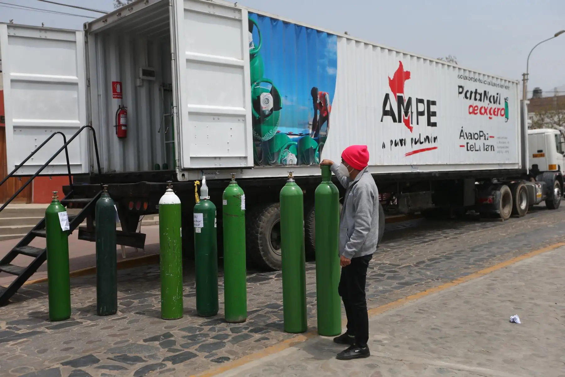 La Asociación de Municipalidades del Perú (AMPE) brindó recarga de oxígeno gratuito a los pobladores de Cieneguilla que necesiten este vital elemento para el tratamiento del covid-19. El AMPE puso a disposición una planta móvil de oxígeno en la plaza de armas del distrito. Foto: ANDINA/Jhonel Rodríguez Robles