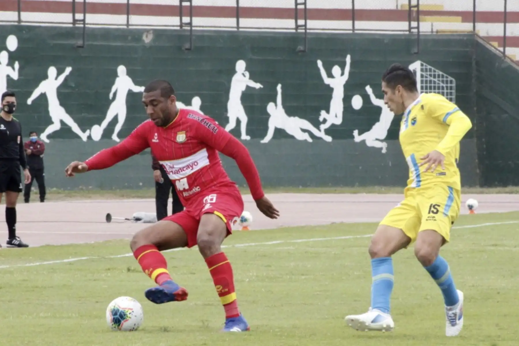 El futbolista de Sport Huancayo disputa la pelota con el jugador del  Carlos Stein, por la jornada 10 de la Liga 1, en el Estadio Miguel Grau del Callao. Foto: LigaFutProf