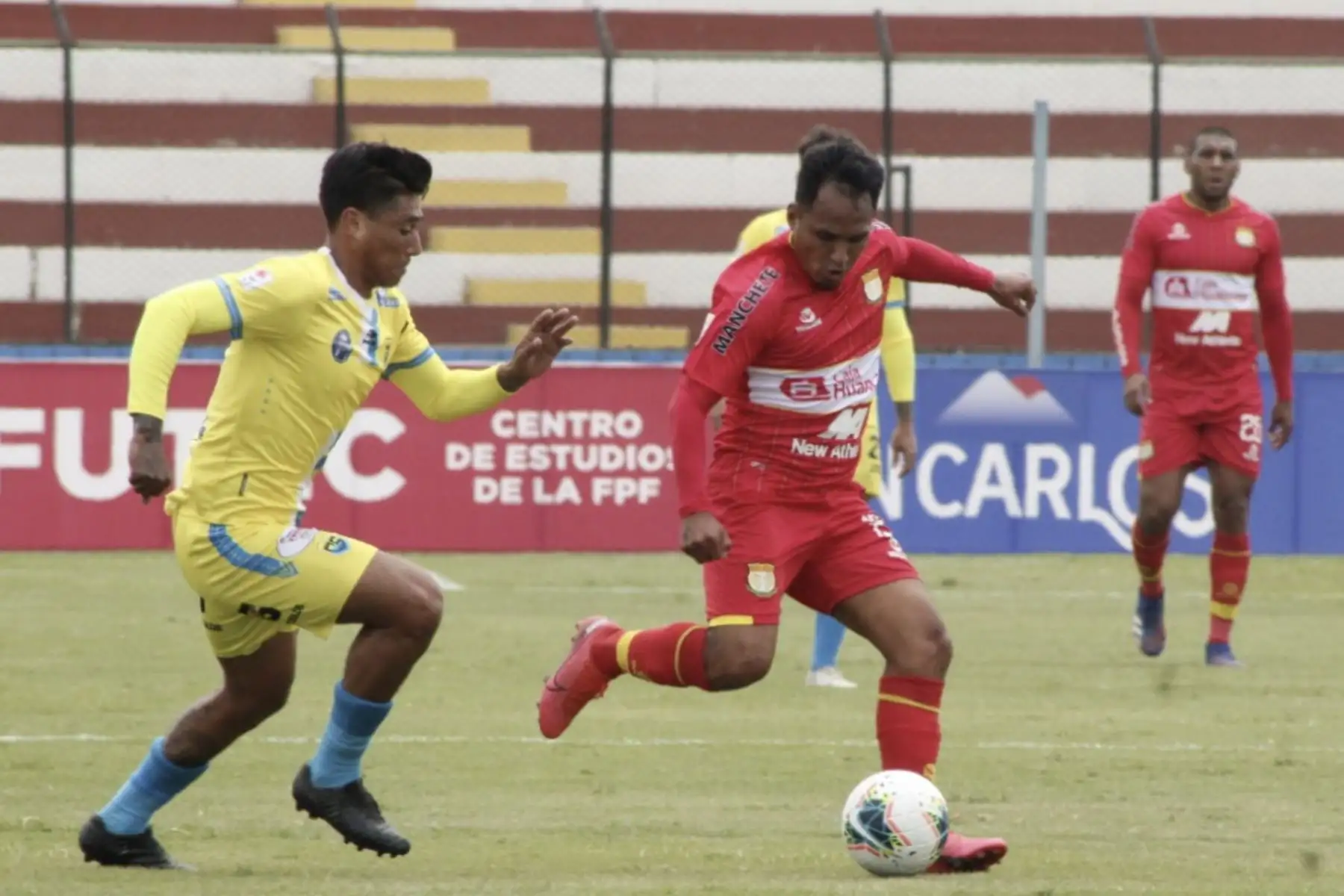 El futbolista de Sport Huancayo disputa la pelota con el jugador del  Carlos Stein, por la jornada 10 de la Liga 1, en el Estadio Miguel Grau del Callao. Foto: LigaFutProf