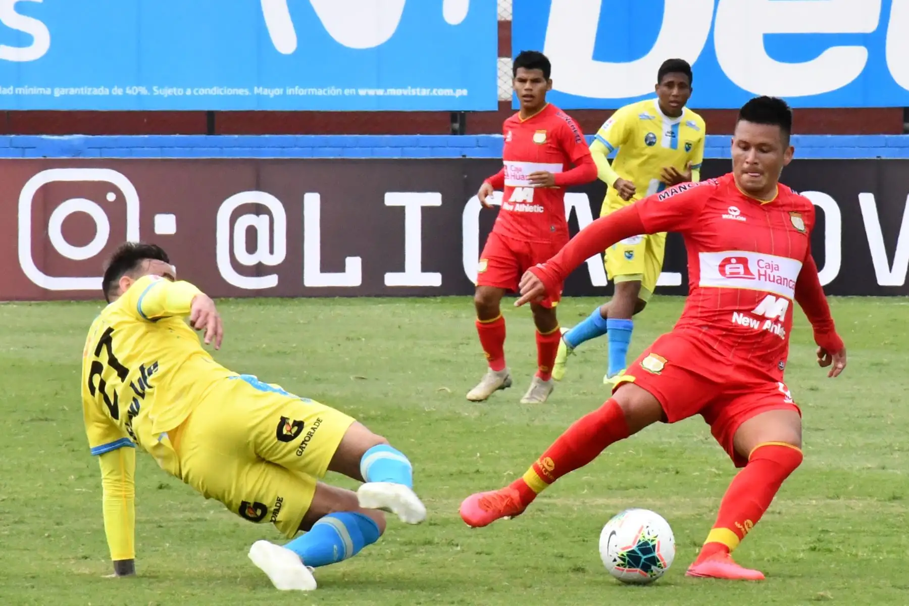 El futbolista de Sport Huancayo disputa la pelota con el jugador del  Carlos Stein, por la jornada 10 de la Liga 1, en el Estadio Miguel Grau del Callao. Foto: LigaFutProf