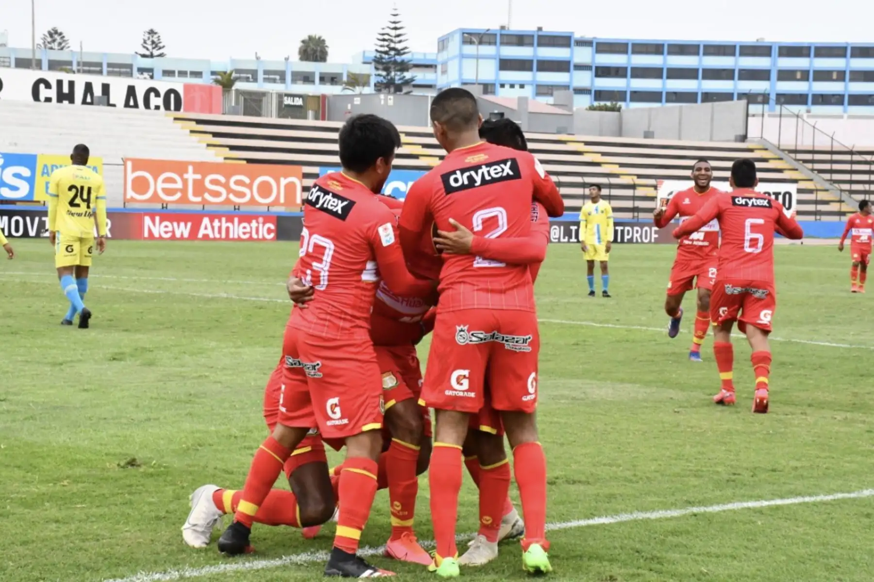 Futbolistas de Sport Huancayo , celebran tras el gol de Monsalvo por la jornada 10 de la Liga 1, en el Estadio Miguel Grau del Callao. Foto: LigaFutProf
