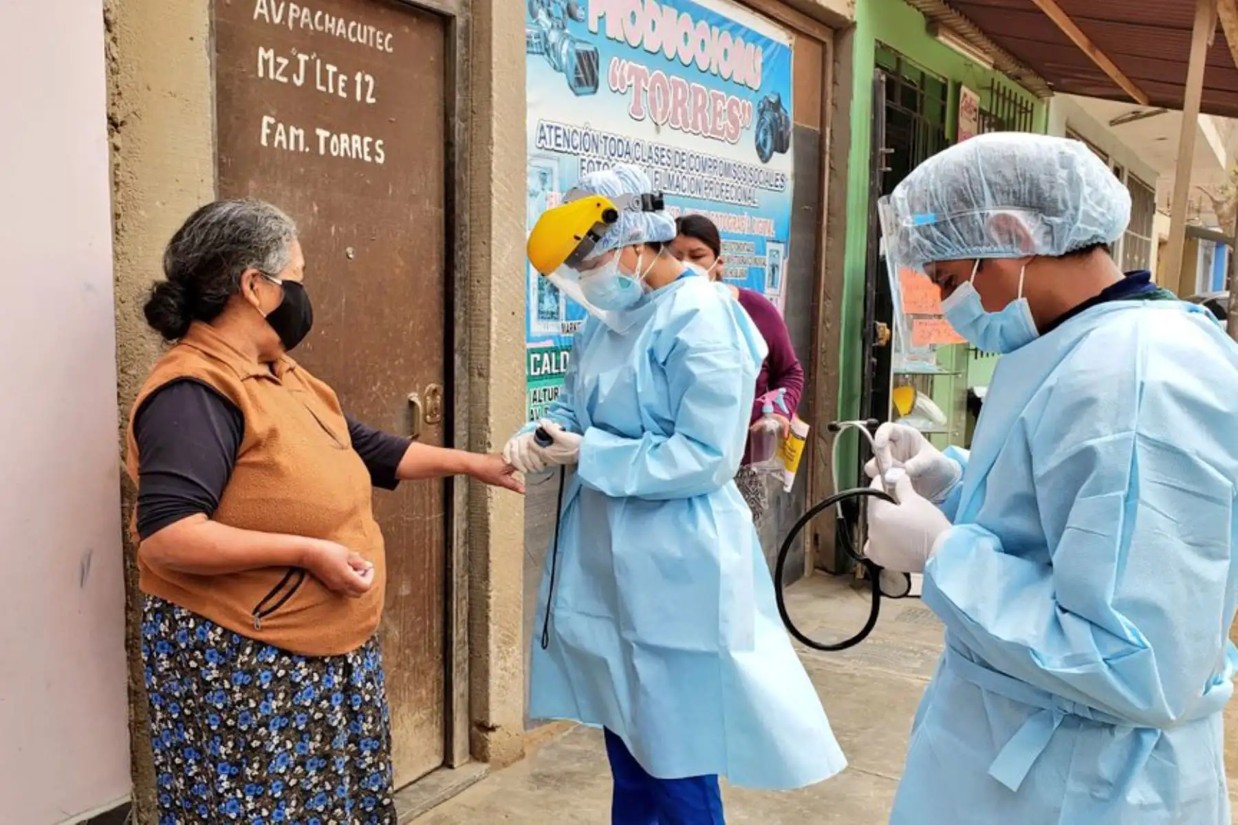 Brigadas de Ministerio de Salud visitan más de 500 viviendas de los distritos de Villa El Salvador y Lurigancho para brindar evaluación médica y descarte de COVID-19 a personas vulnerables.
Foto:ANDINA/Minsa