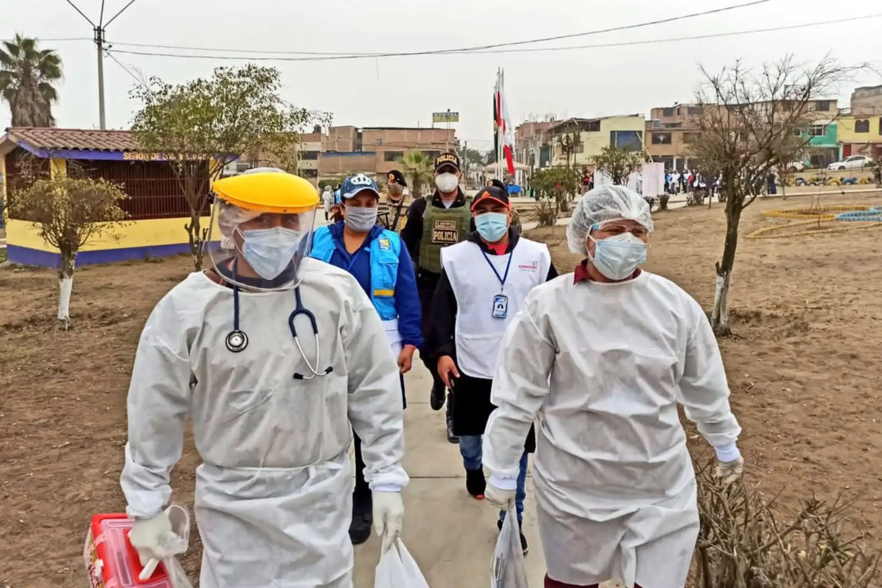 Operación Tayta, brigadas de Ministerio de Salud visitan más de 500 viviendas de los distritos de Villa El Salvador y Lurigancho para brindar evaluación médica y descarte de COVID-19 a personas vulnerables.
Foto:ANDINA/Minsa