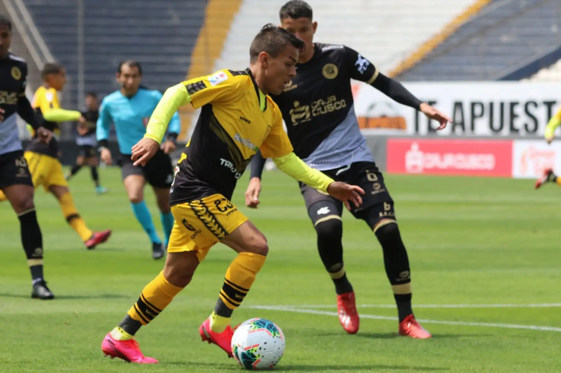El futbolista C. Sánchez  de Cantolao disputa la pelota con el jugador  de Cusco FC, por la jornada 10 de la Liga 1, en el estadio Alejandro Villanueva.
Foto:LigaFutProf