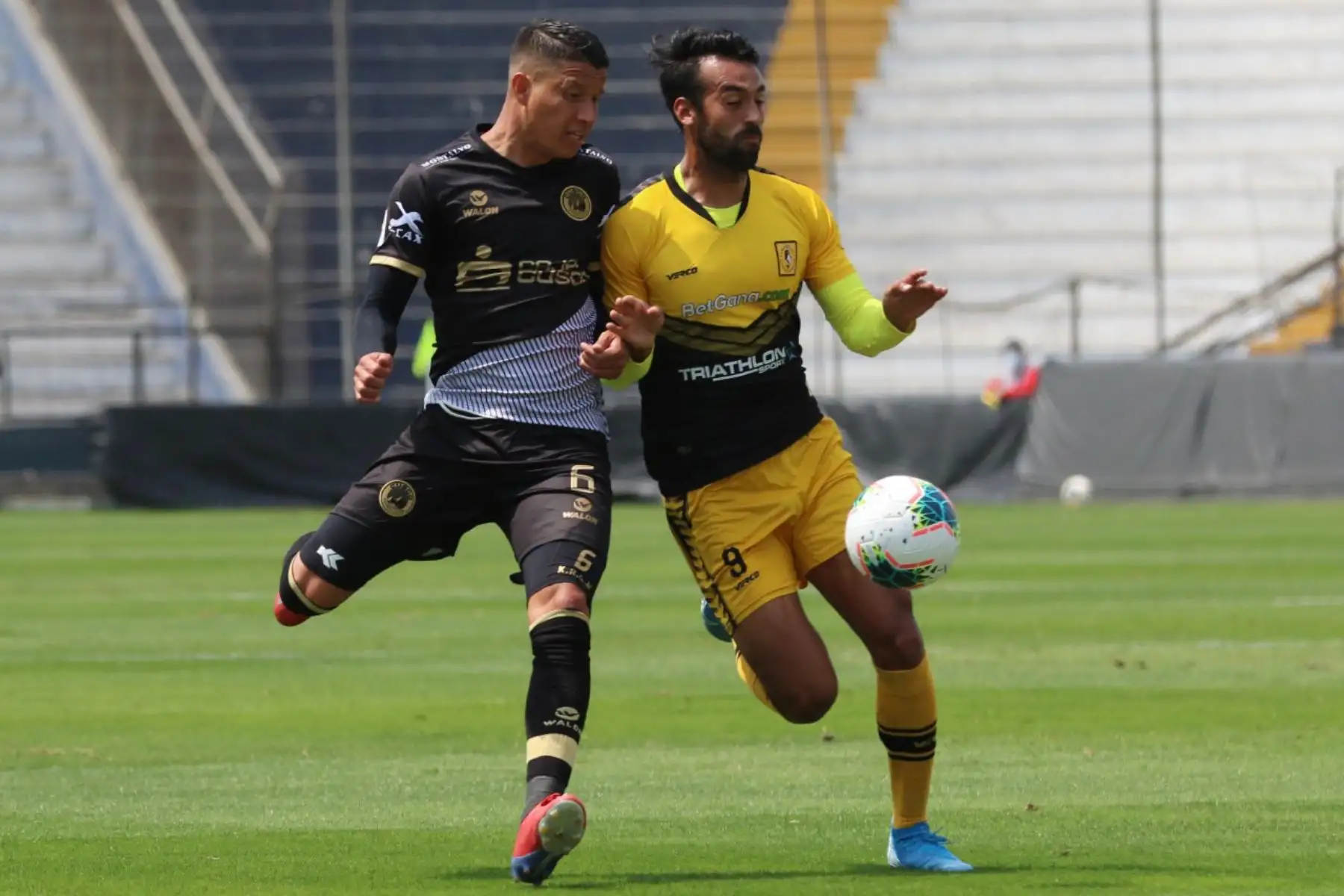 El futbolista M. Ceballos  de Cantolao disputa la pelota con el jugador M. Delgado  de Cusco FC, por la jornada 10 de la Liga 1, en el estadio Alejandro Villanueva.
 Foto: LigaFutProf