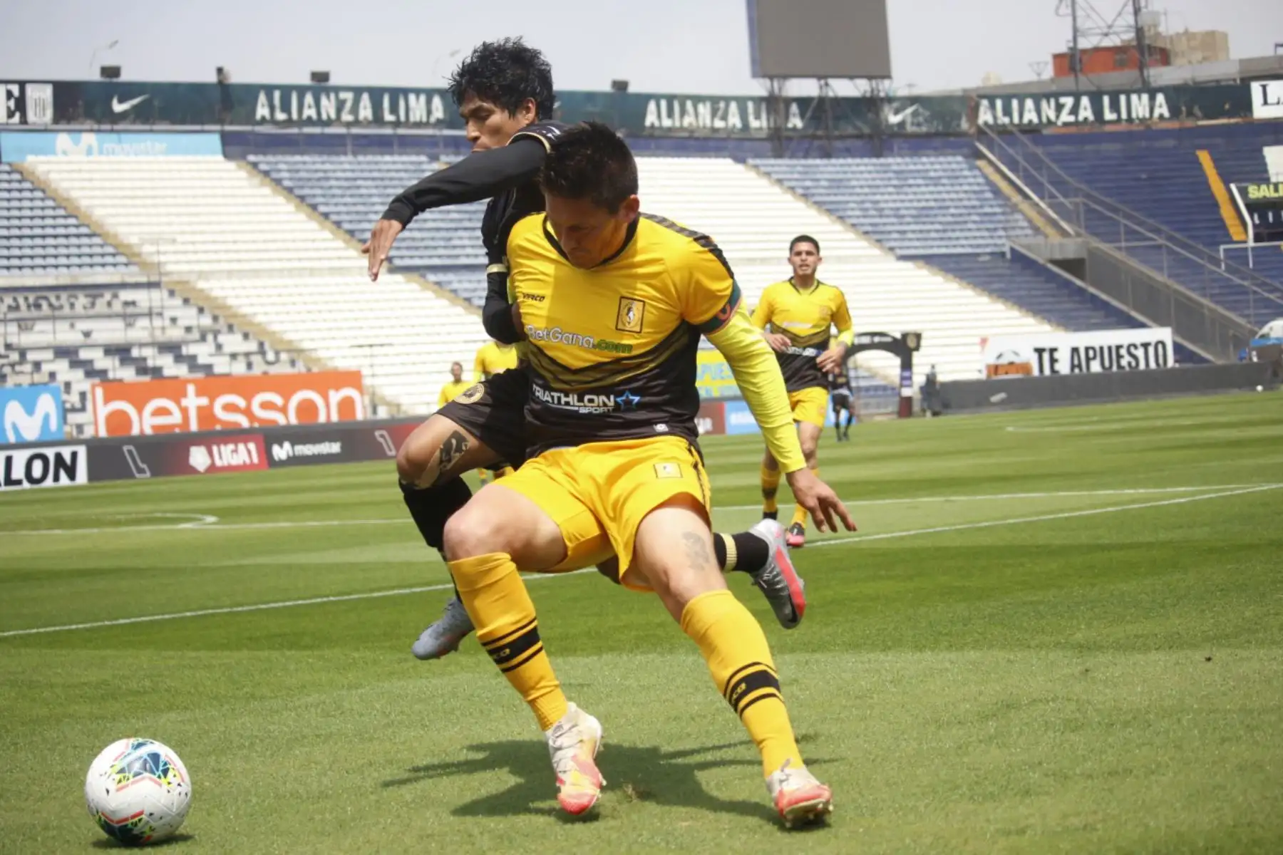 El futbolista  de Cantolao disputa la pelota con el jugador  de Cusco FC, por la jornada 10 de la Liga 1, en el estadio Alejandro Villanueva.
 Foto: LigaFutProf