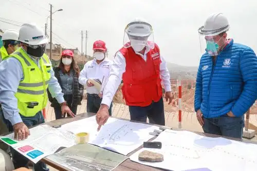 Ministro de Transportes y Comunicaciones, Carlos Estremadoyro (al centro) inspecciona trabajos en la vía Gambetta en el Callao.ANDINA/Difusión