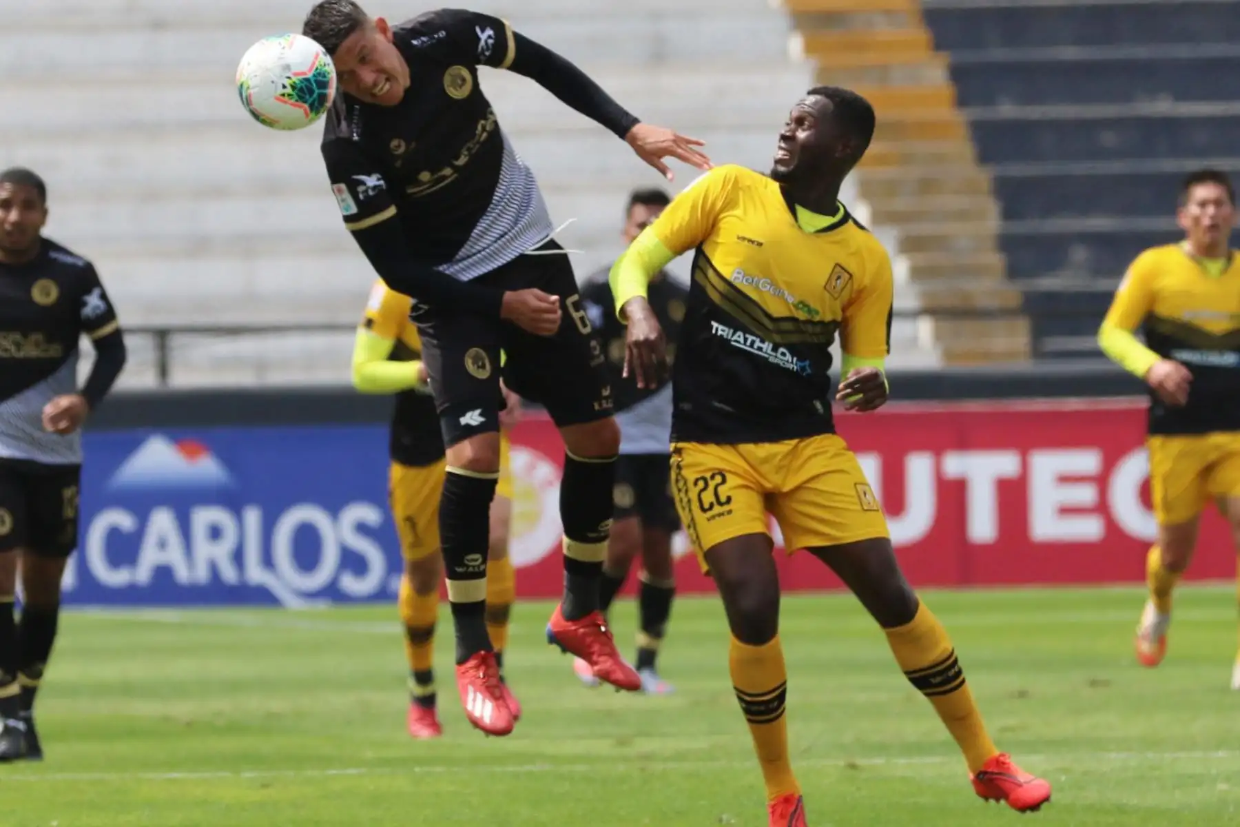 El futbolista J. Quintero de Cantolao disputa la pelota con el jugador M. Delgado de Cusco FC, por la jornada 10 de la Liga 1, en el estadio Alejandro Villanueva.
 Foto: LigaFutProf