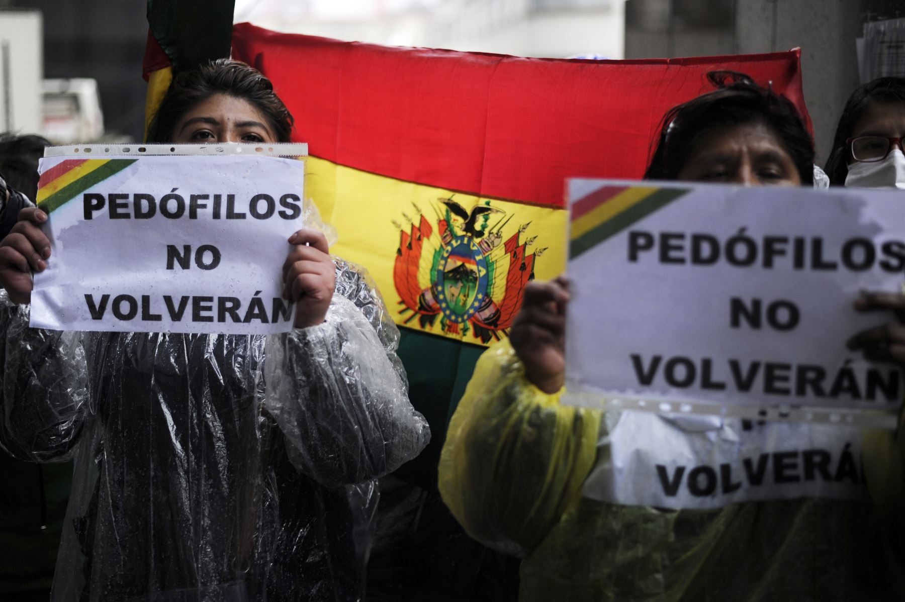Activistas y opositores al ex presidente de Bolivia, Evo Morales, protestan con carteles que dicen "Los pedófilos no volverán" frente a la Corte de Justicia de Bolivia en La Paz. Foto: AFP