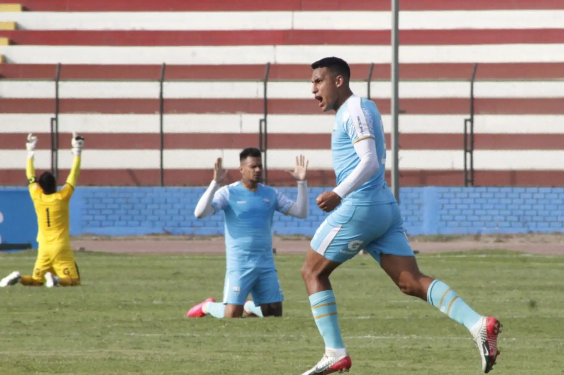 El futbolista Alex Valera de Llacuabamba celebra su gol anotado ante  Municipal, por la jornada 10 de la Liga 1, en el estadio Miguel Grau.
 Foto: LigaFutProf
