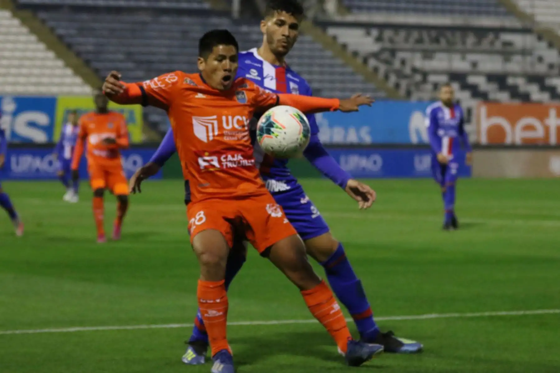El futbolista E.Rodas de la UCV disputa el balón ante el jugador del C.A Mannucci por la jornada 10 de la Liga 1, en el estadio Alejandro Villanueva.
Foto:LigaFutProf
Foto: LigaFutProf