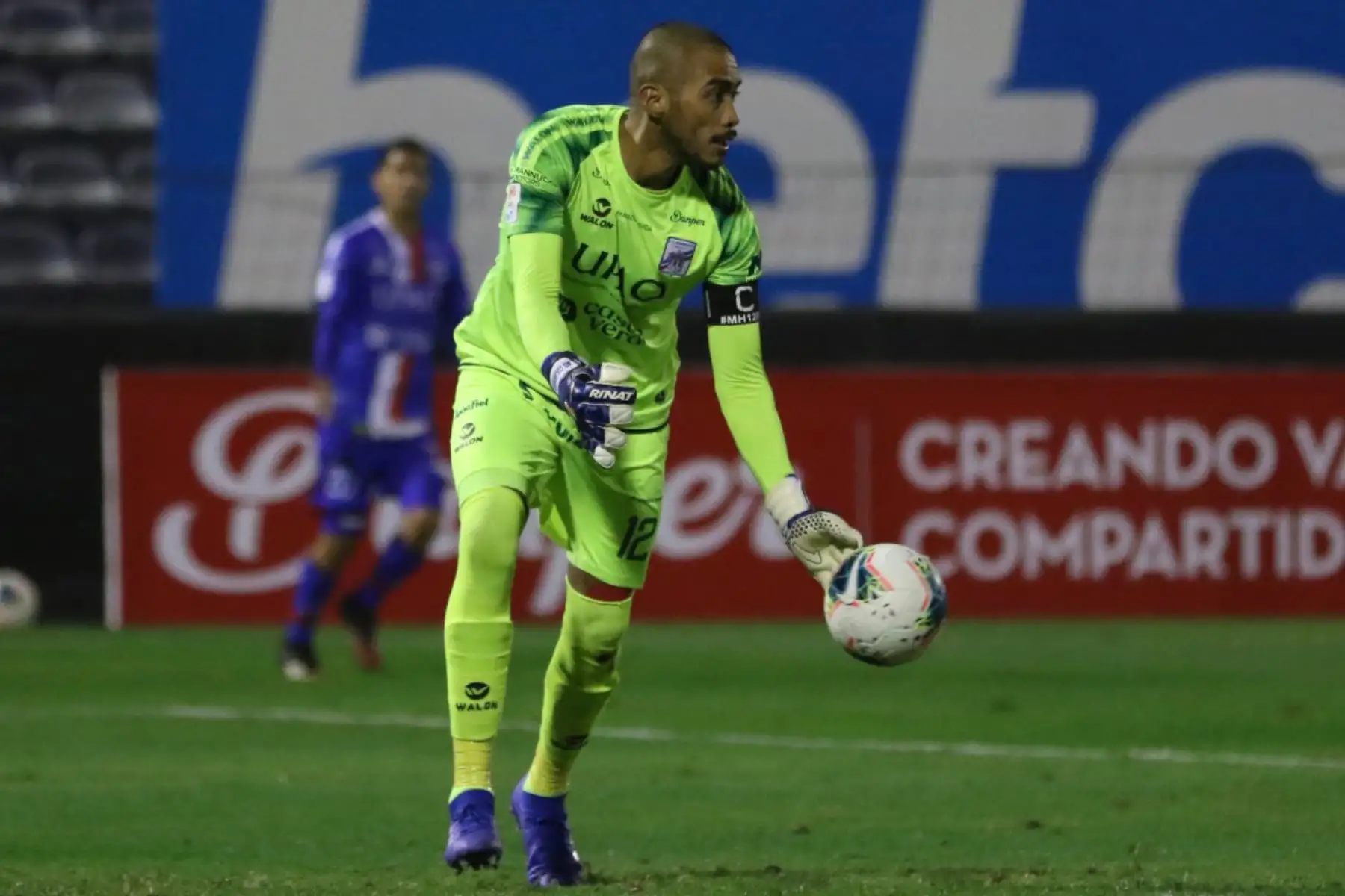 El arquero M. Heredia de C. A Mannucci  intenta lanzar el balon ante su rival de la UCV, por la jornada 10 de la Liga 1, en el estadio Alejandro Villanueva.
 Foto: LigaFutProf