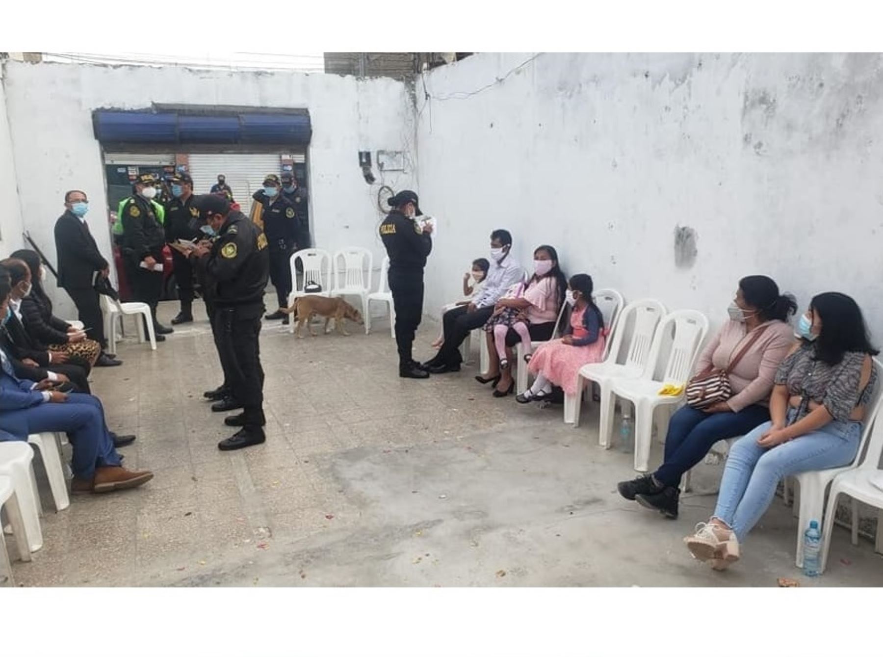 Policía Nacional intervino a más de 50 personas que participaban de matrimonio en Chimbote, en Áncash, y no respetaban la inmovilización social obligatoria. ANDINA/Difusión