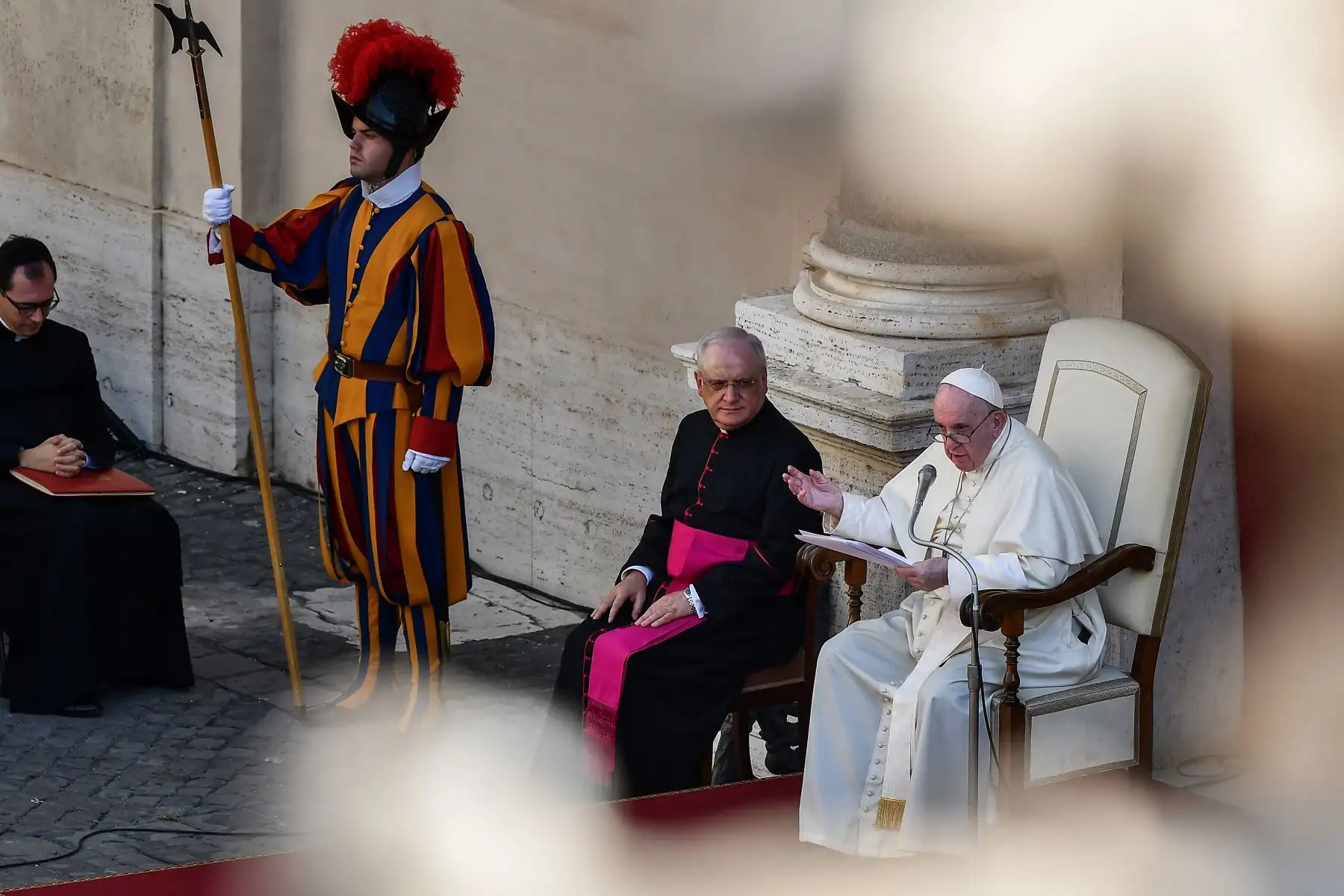 El Papa Francisco, flanqueado por Monseñor Leonardo Sapienza, tiene una audiencia pública limitada en el patio de San Dámaso en el Vaticano. Foto: AFP