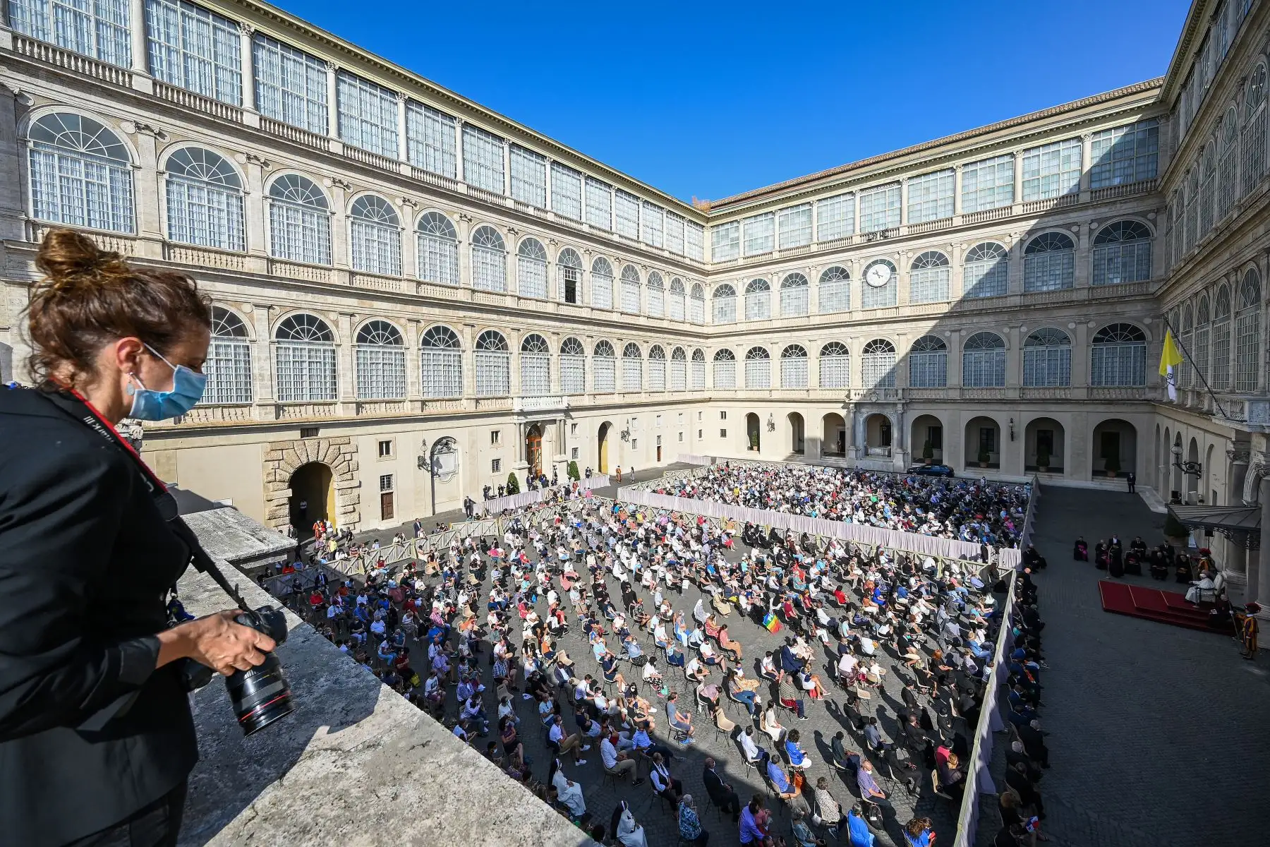 Una vista general muestra el patio de San Dámaso mientras el Papa Francisco tiene una audiencia pública limitada en el Vaticano. Foto: AFP