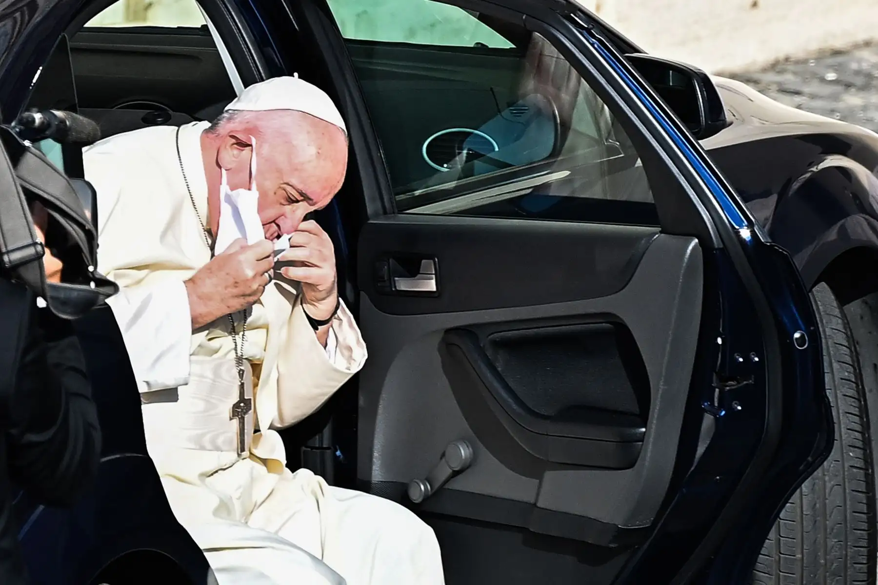 El Papa Francisco se quita la mascarilla cuando llega en automóvil para celebrar una audiencia pública limitada en el patio de San Dámaso, en el Vaticano. Foto: AFP