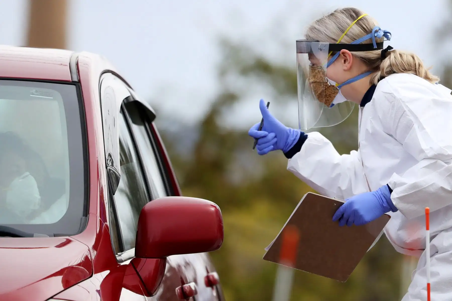 Un profesional médico trabaja en un sitio de pruebas de coronavirus drive-thru en el Cambridge Health Alliance Somerville Hospital. Foto: AFP