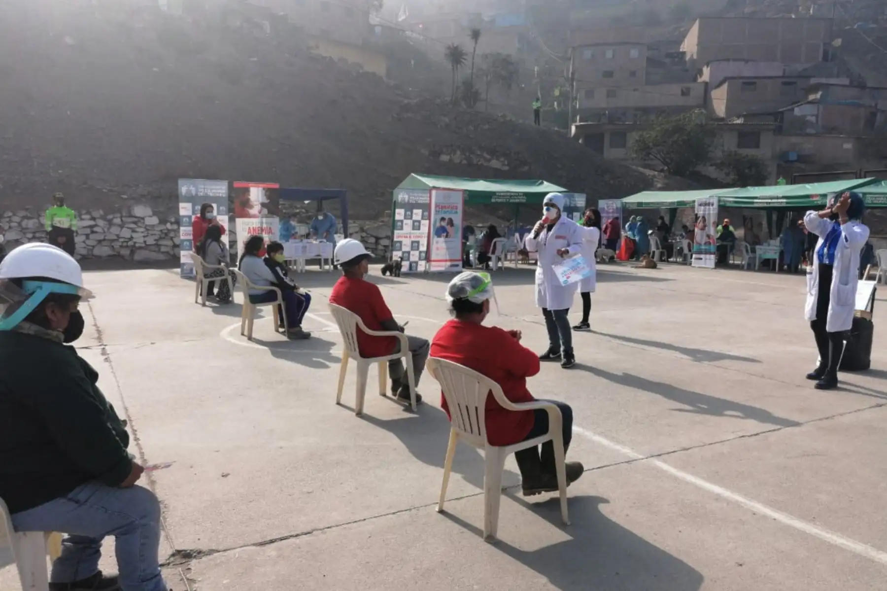 En Villa María del Triunfo, brigadas del Minsa brindan atención médica integral ante las bajas temperaturas y descarte de Covid-19 a más de 2000 vecinos de los AAHH Bellavista, Edén del Manantial, Paraíso Alto y Los Ángeles en la zona de Ticlio Chico. Foto:ANDINA/Minsa