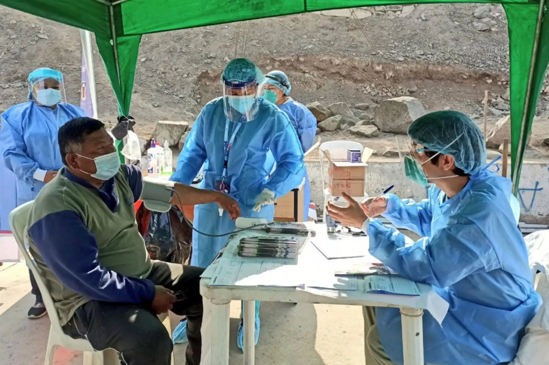 En Villa María del Triunfo, brigadas del Minsa brindan atención médica integral ante las bajas temperaturas y descarte de Covid-19 a más de 2000 vecinos de los AAHH Bellavista, Edén del Manantial, Paraíso Alto y Los Ángeles en la zona de Ticlio Chico. Foto:ANDINA/Minsa