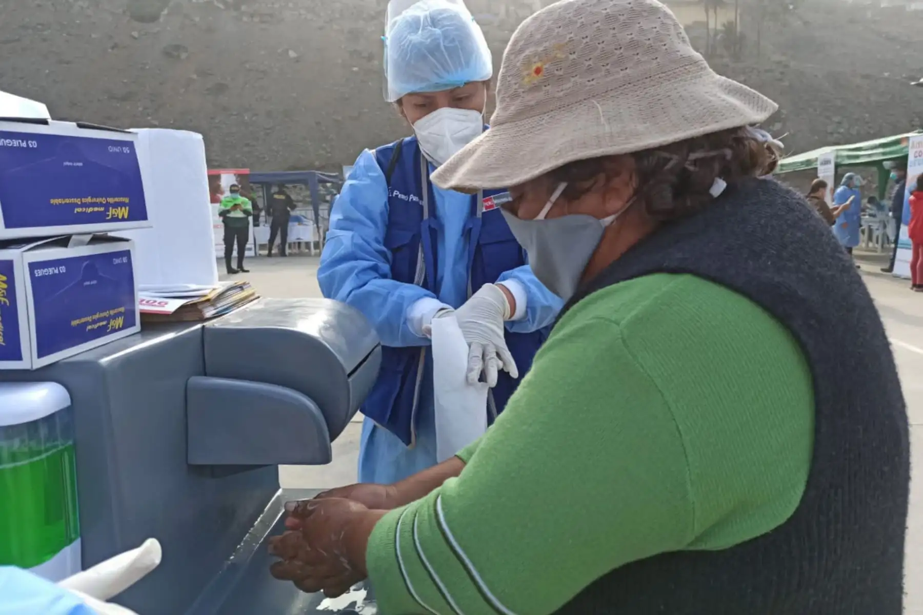 En Villa María del Triunfo, brigadas del Minsa brindan atención médica integral ante las bajas temperaturas y descarte de Covid-19 a más de 2000 vecinos de los AAHH Bellavista, Edén del Manantial, Paraíso Alto y Los Ángeles en la zona de Ticlio Chico. Foto:ANDINA/Minsa