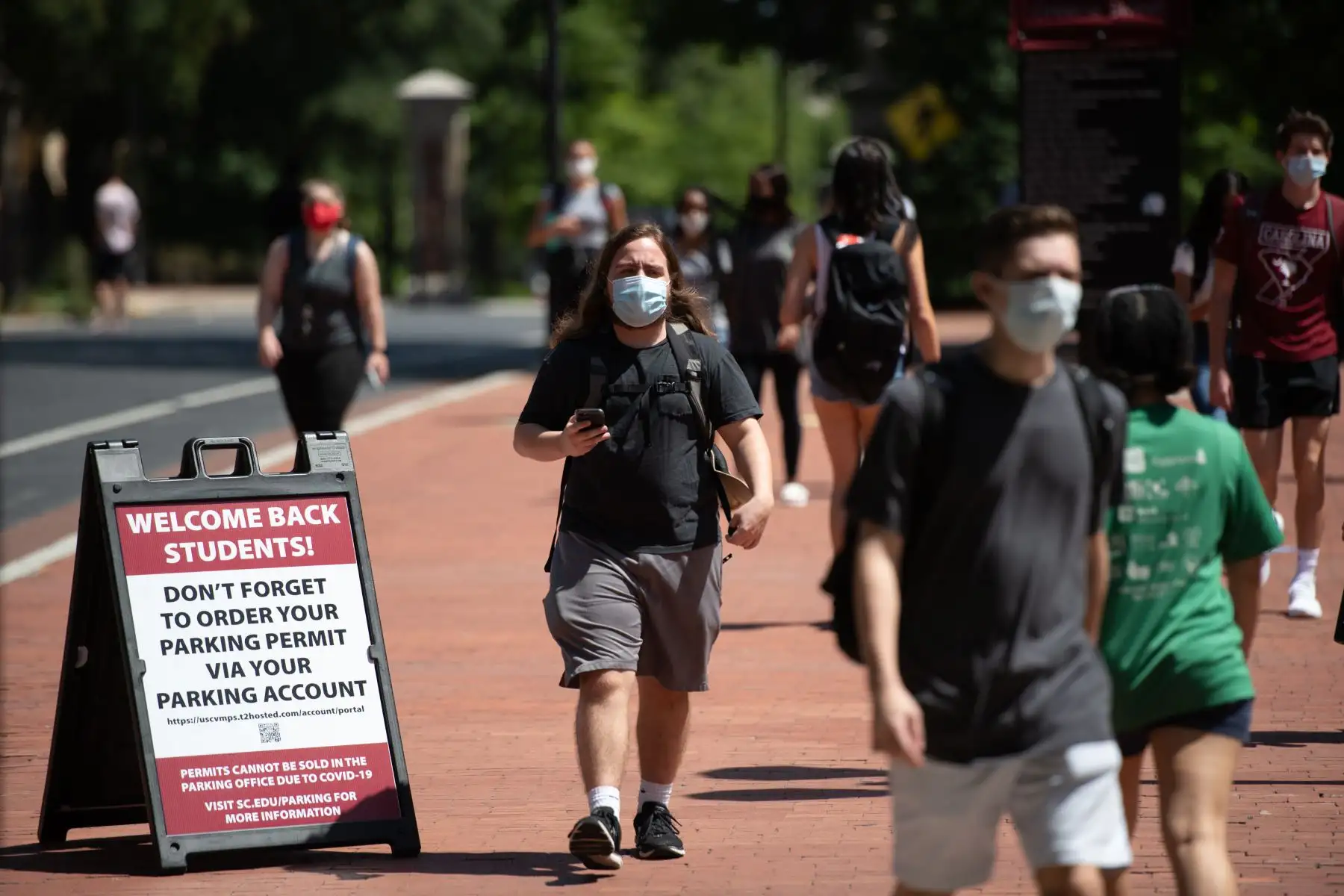 Los estudiantes caminan en el campus de la Universidad de Carolina del Sur. Foto: AFP