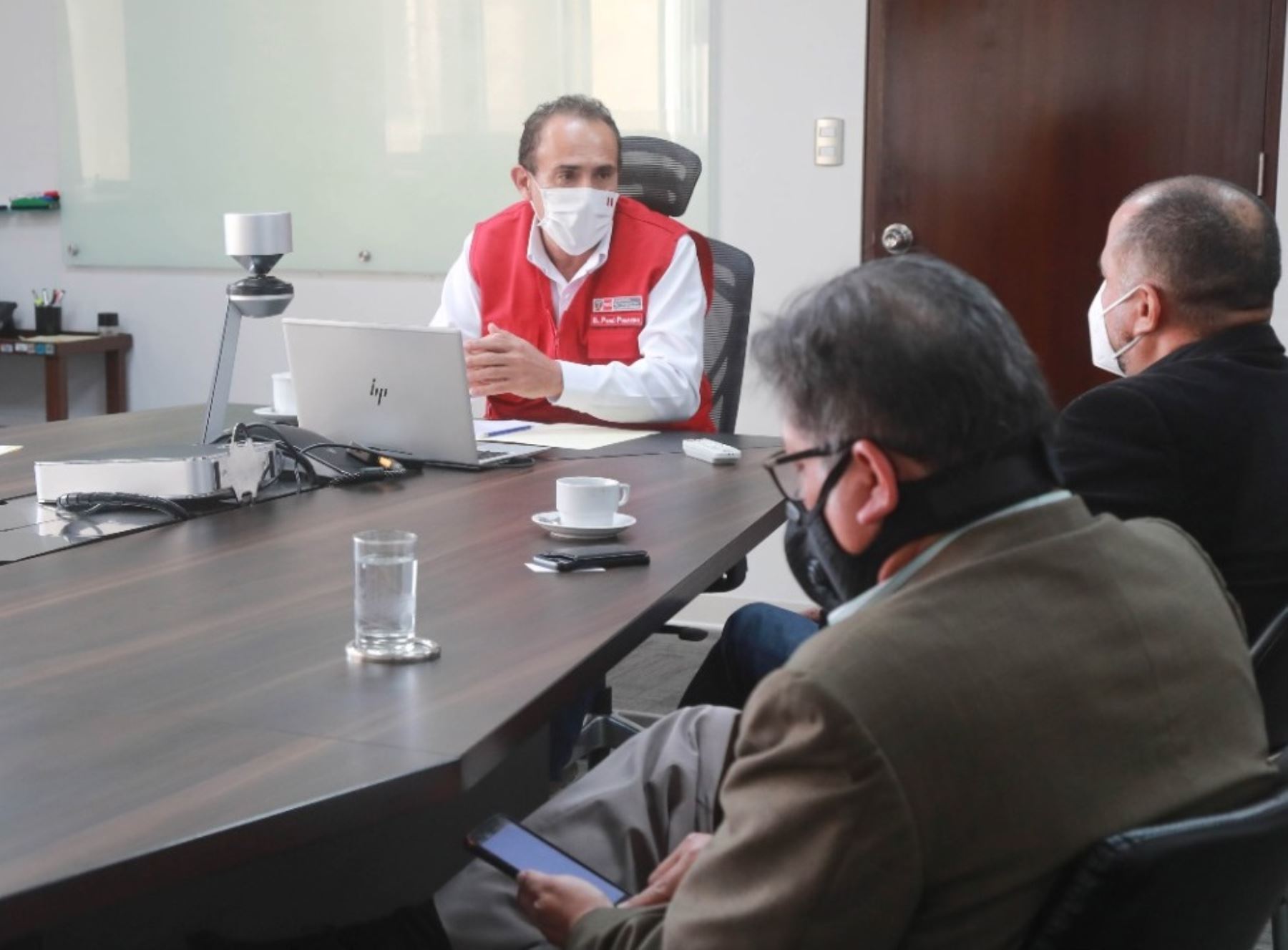 En la imagen el ministro de Transportes y Comunicaciones, Carlos Estremadoyro, en una reunión de coordinación.Foto: MTC