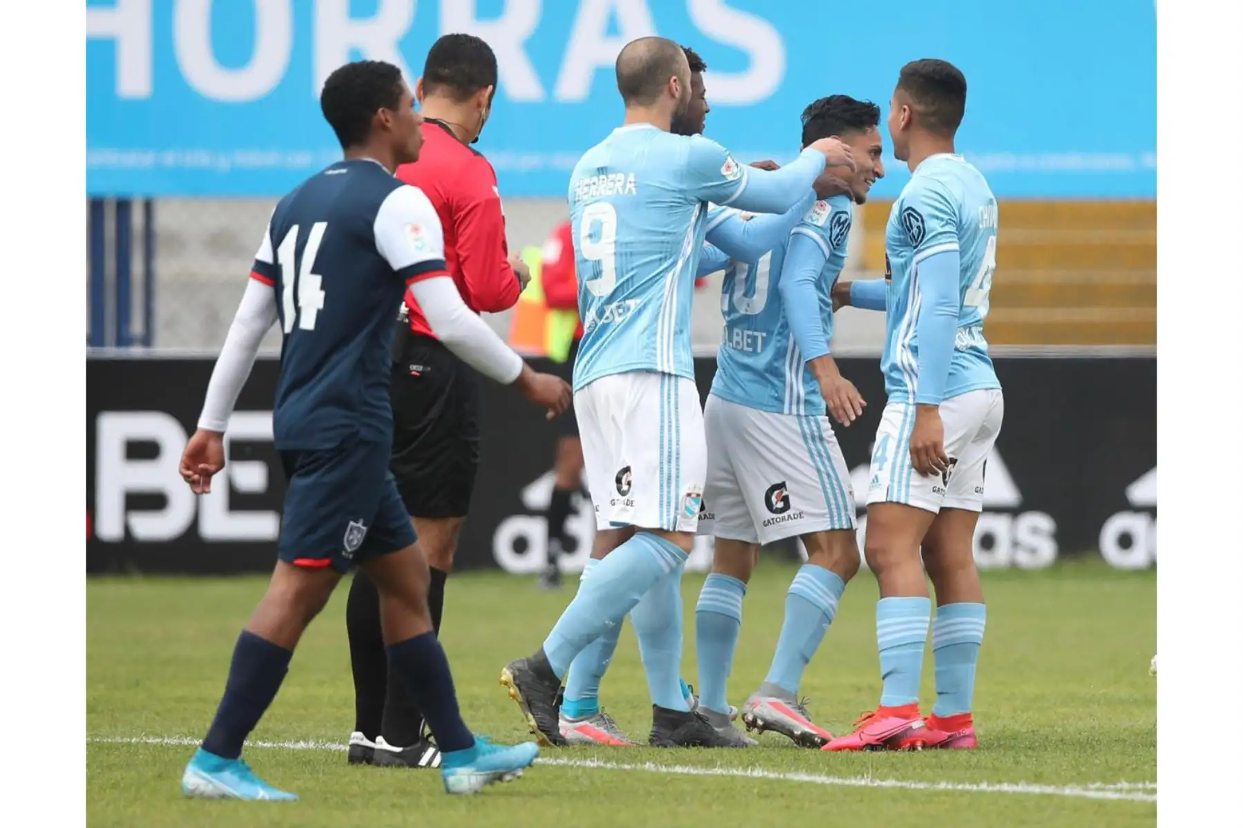 El futbolista Kevin Sandoval celebra junto a sus compañeros tras marcar el primer gol a Universidad San Martíb por la jornada 10 de la Liga 1, en el estadio Iván Elías Moreno. Foto: LigaFutProf