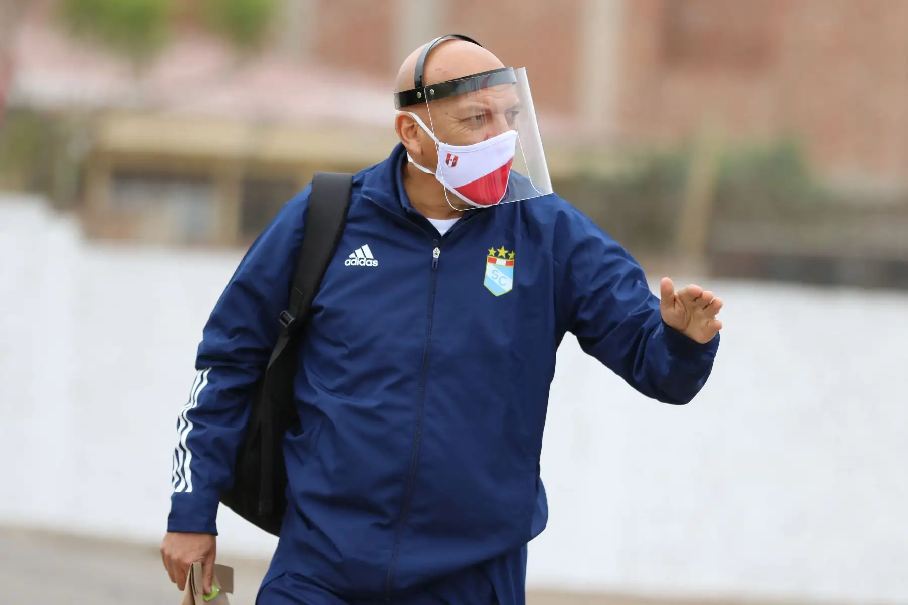 El entrenador de Sporting Cristal, Roberto Mosquera, llega al estadio Iván Elías Moreno para comienzo del partido entre su equipo y Universidad San Martín. Foto: LigaFutProf