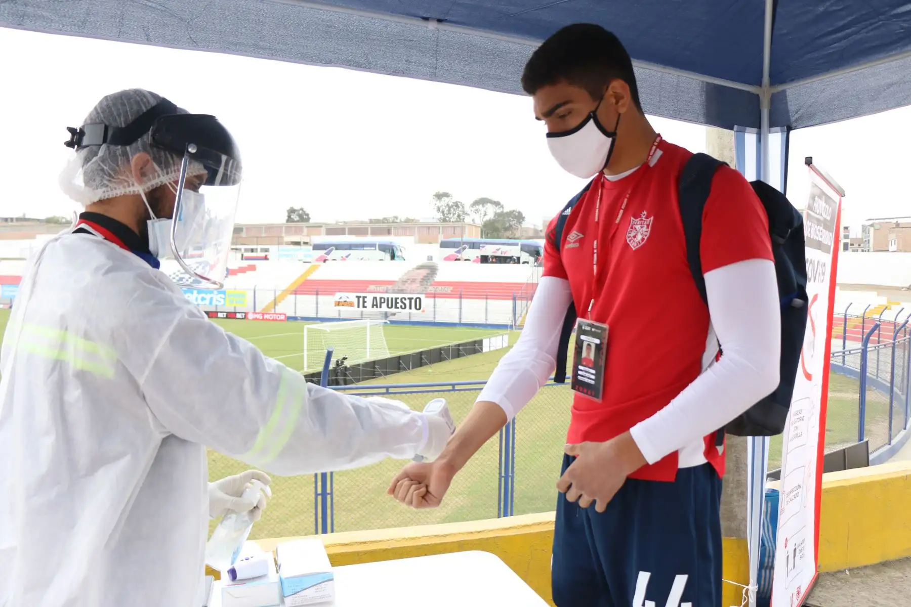 Jugadores de Universidad San Martín pasan protocolo de bioseguridad antes del inicio del partido ante Sporting Cristal, en el estadio Iván Elías Moreno. Foto: LigaFutProf