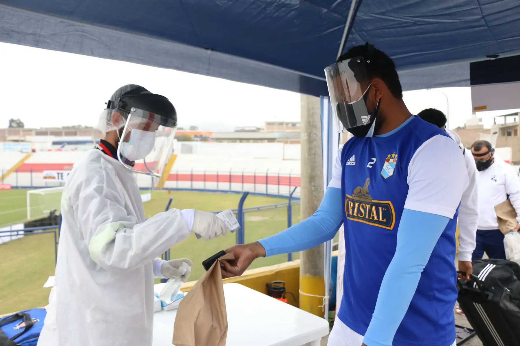 Jugadores de Sporting Cristal pasan protocolo de bioseguridad antes del inicio del partido ante Universidad San Martín, en el estadio Iván Elías Moreno. Foto: LigaFutProf
