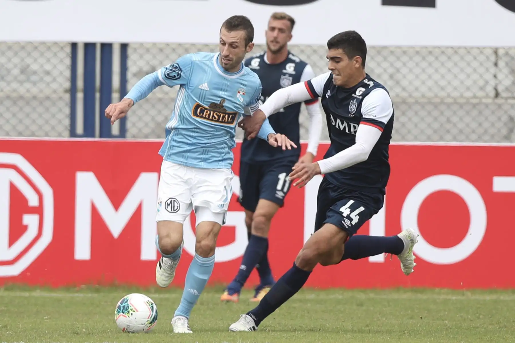 El futbolista Horario Calcaterra de Sporting Cristal se enfrenta por el balón a A. Barco de Universidad San Martín por la jornada 10 de la Liga 1. Foto: LigaFutProf
