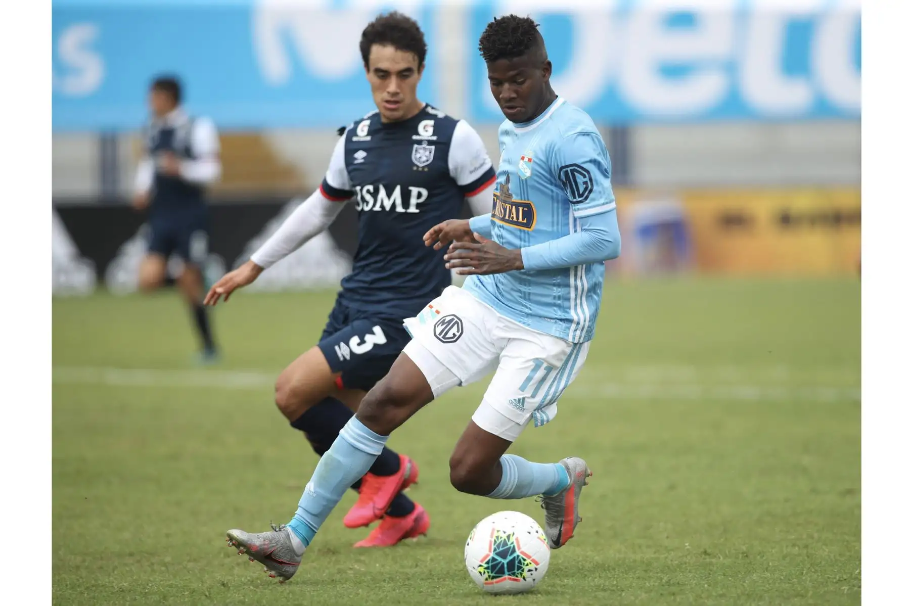 El futbolista W. Corozo de Sporting Cristal se enfrenta por el balón a a L. Garro de Universidad San Martín, por la jornada 10 de la Liga 1. Foto: LigaFutProf