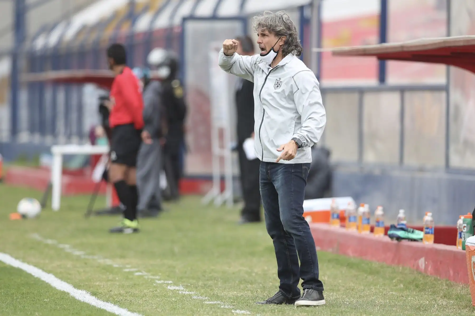 El entrador de Universidad San Martín, Héctor Bidoglio, dirige a su equipo por la jornada 10 de la Liga 1. Foto: LigaFutProf