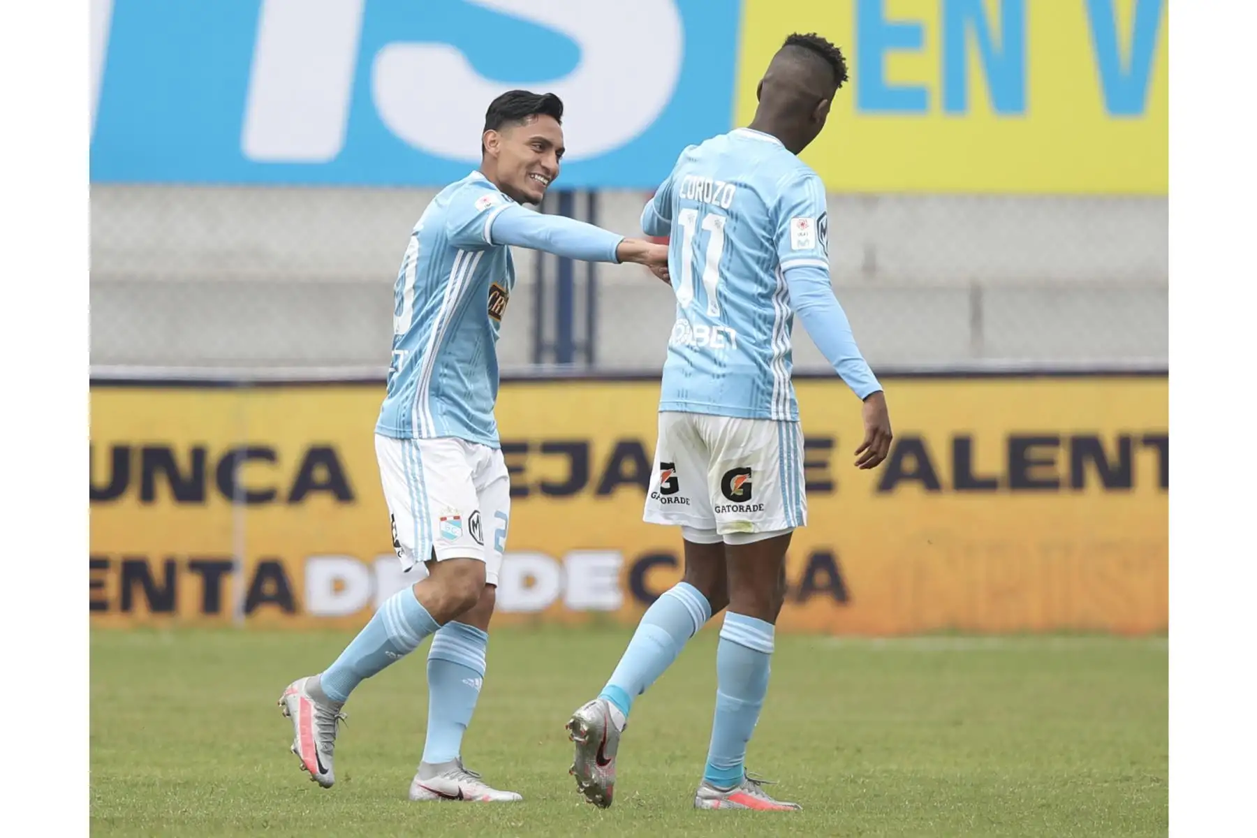 El futbolista Kevin Sandoval celebra junto a sus compañeros tras marcar el primer gol a Universidad San Martíb por la jornada 10 de la Liga 1, en el estadio Iván Elías Moreno. Foto: LigaFutProf