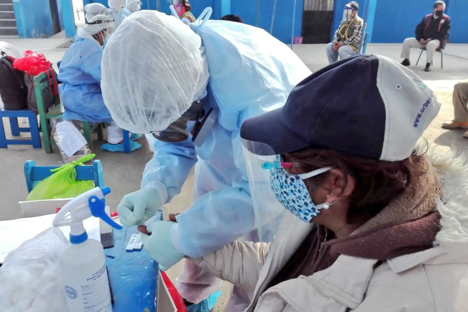 Minsa brinda servicio médico  en Carabayllo a más de 600 personas quienes recibieron pruebas de descarte y tratamiento de covid-19 en el Centro Rápido de Atención Temporal del Minsa instalado en la institución educativa 3057 Santa Rosa. 
Foto: Minsa