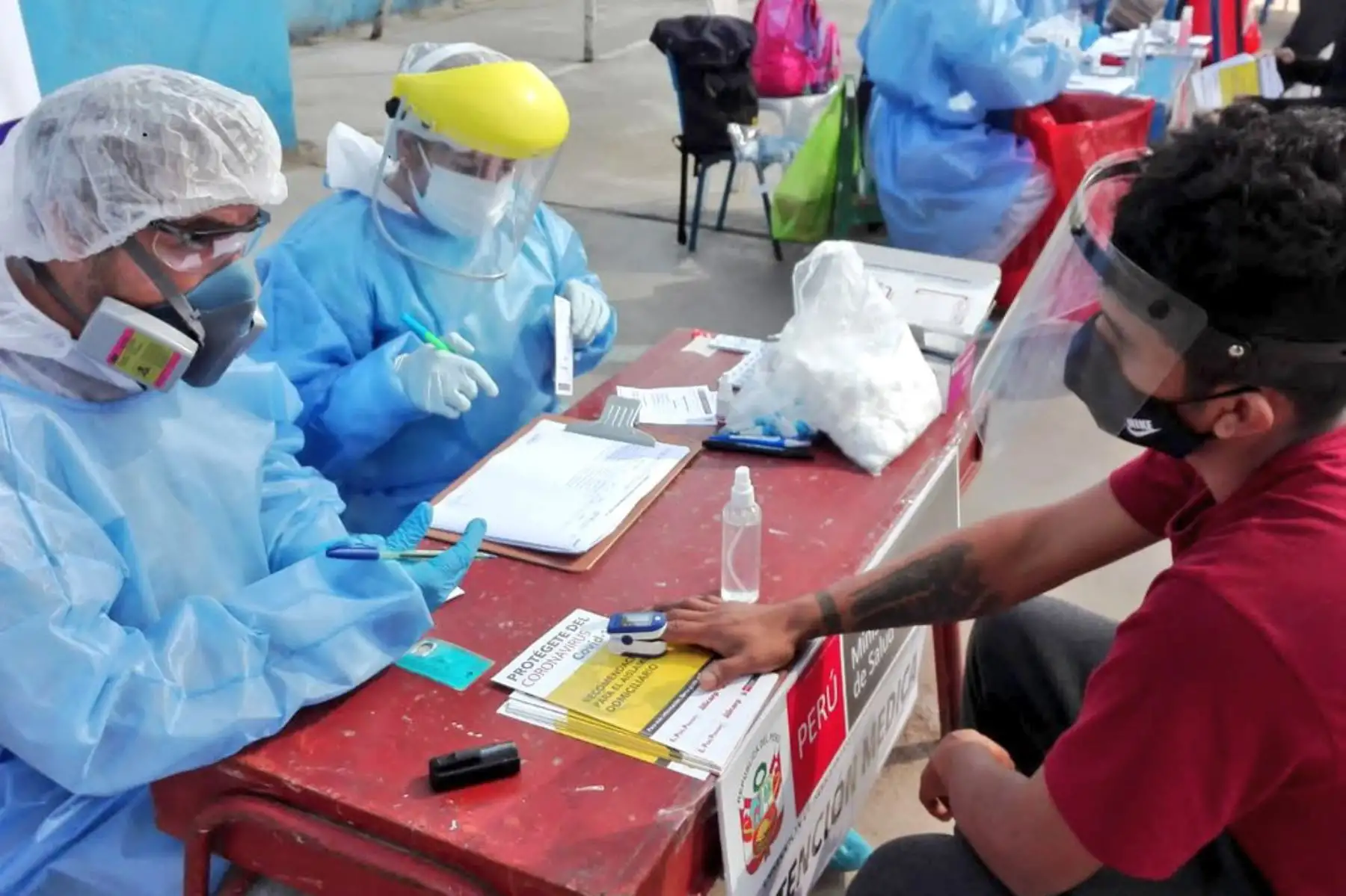 Minsa brinda servicio médico  en Carabayllo a más de 600 personas quienes recibieron pruebas de descarte y tratamiento de covid-19 en el Centro Rápido de Atención Temporal del Minsa instalado en la institución educativa 3057 Santa Rosa. 
Foto: Minsa