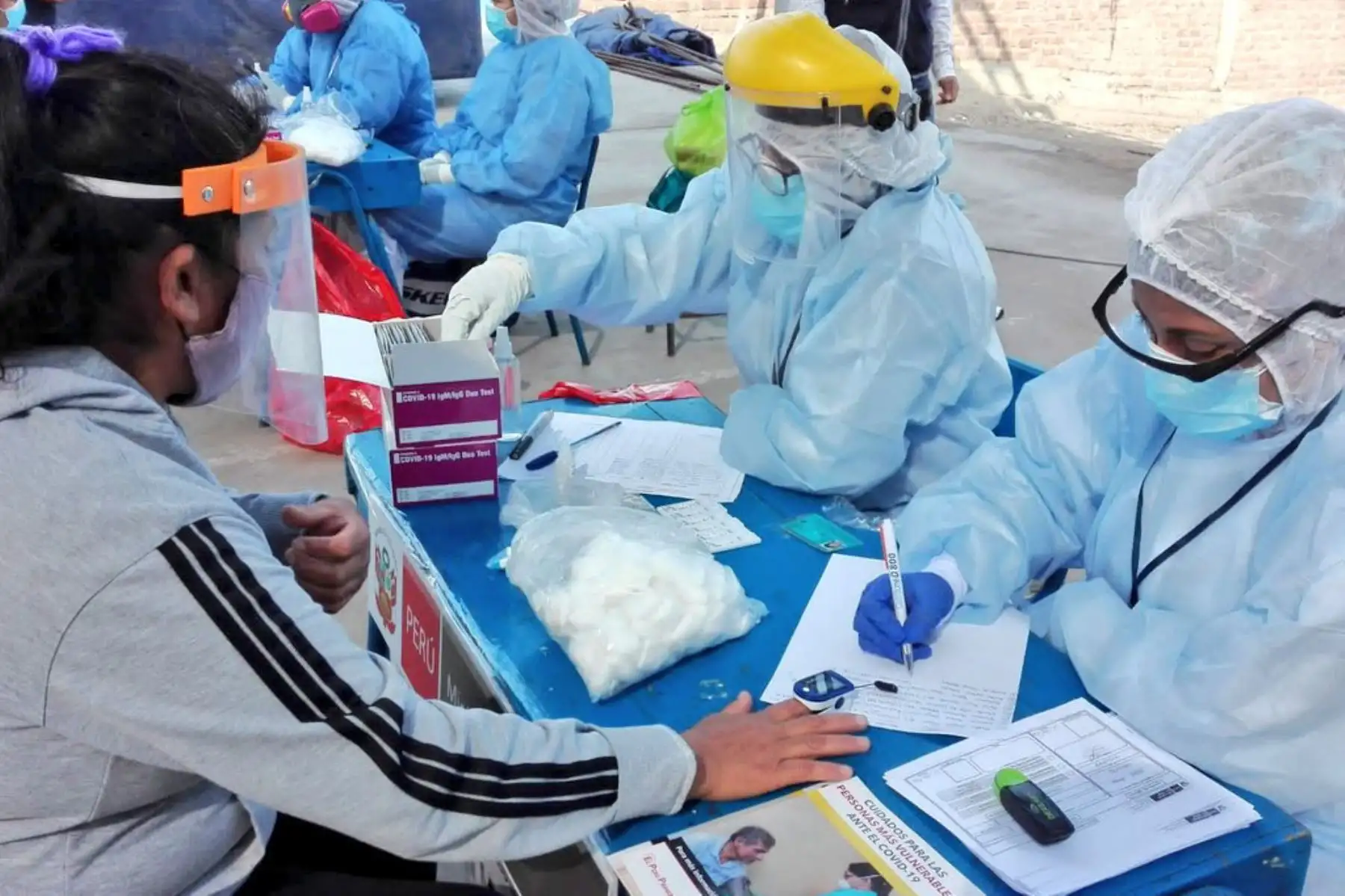 Minsa brinda servicio médico  en Carabayllo a más de 600 personas quienes recibieron pruebas de descarte y tratamiento de covid-19 en el Centro Rápido de Atención Temporal del Minsa instalado en la institución educativa 3057 Santa Rosa. 
Foto: Minsa