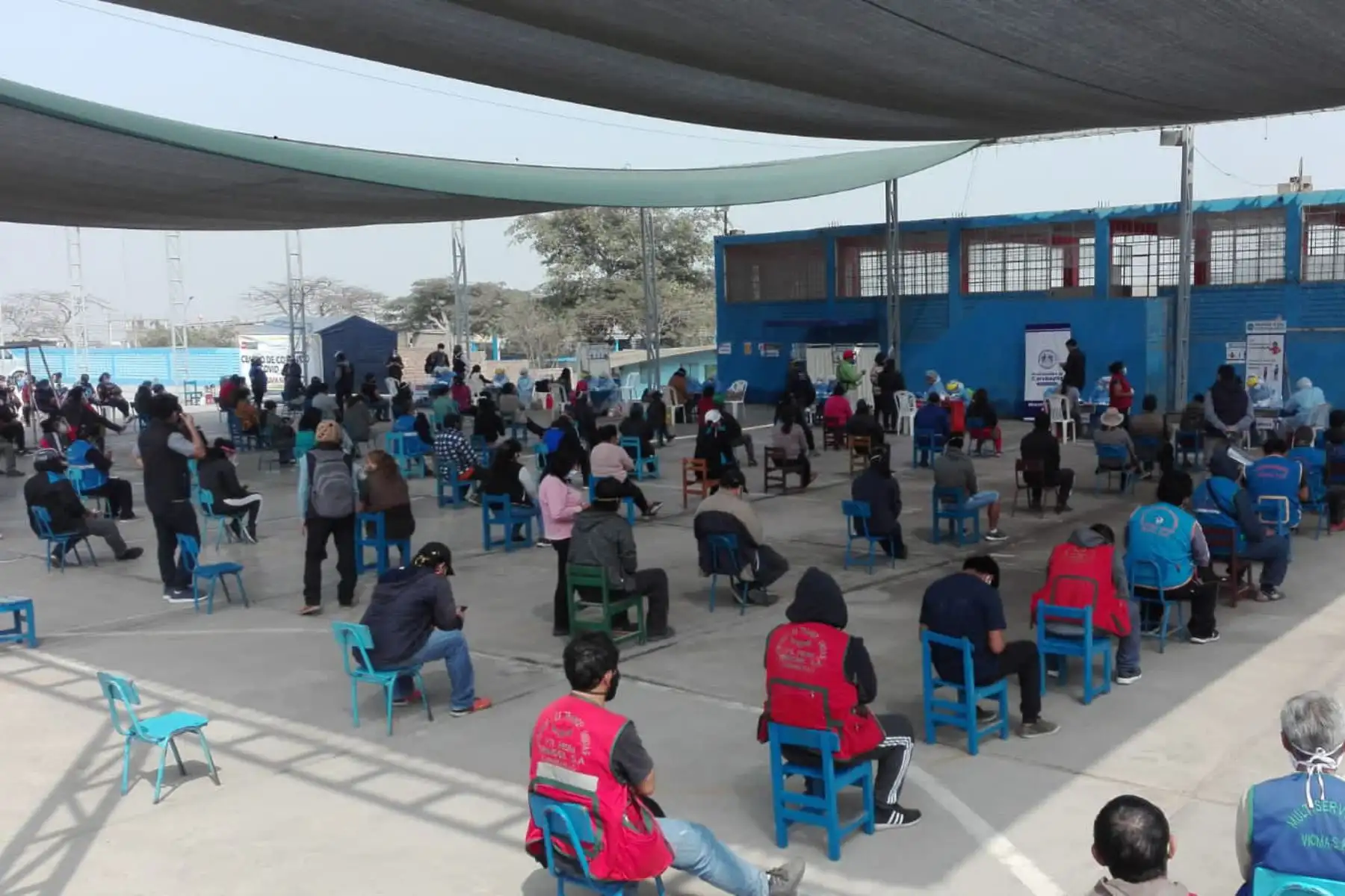 Minsa brinda servicio médico  en Carabayllo a más de 600 personas quienes recibieron pruebas de descarte y tratamiento de covid-19 en el Centro Rápido de Atención Temporal del Minsa instalado en la institución educativa 3057 Santa Rosa. 
Foto: Minsa