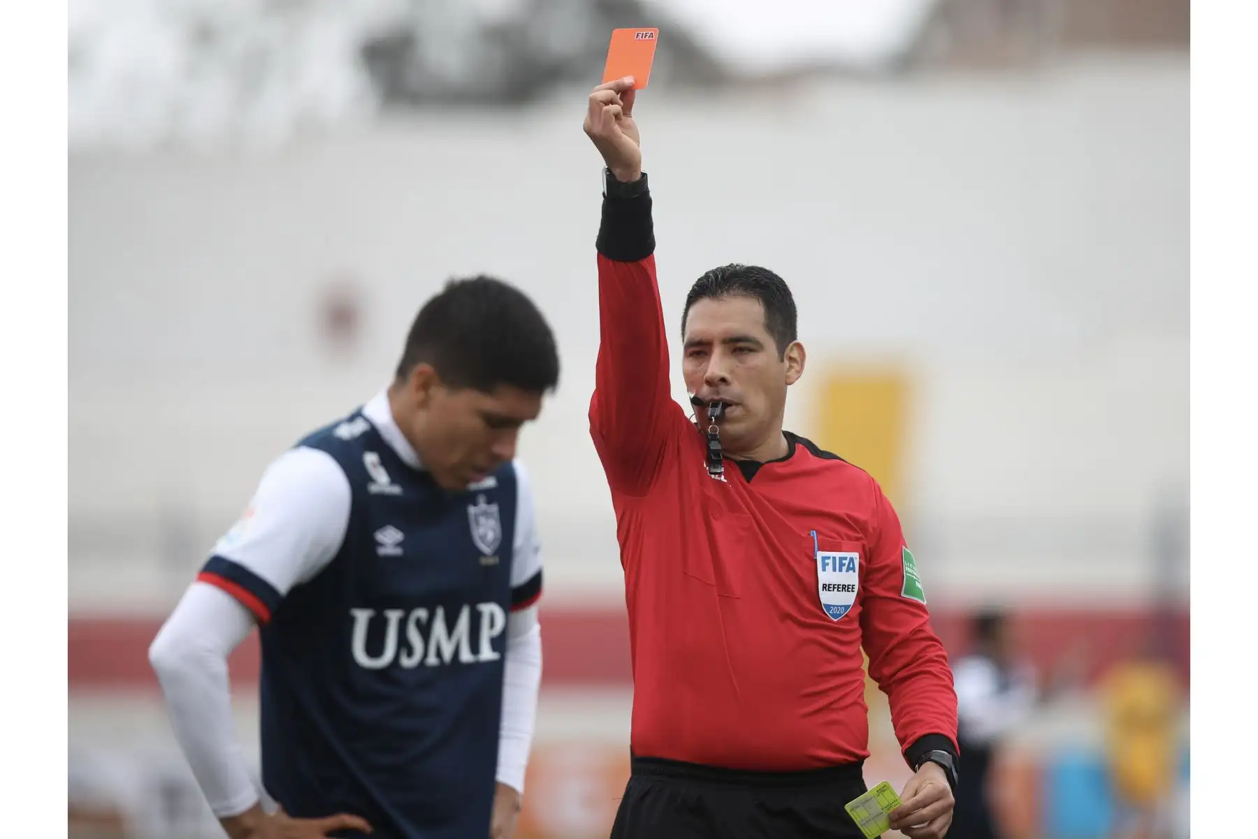 Arbitro saca tarjeta roja al futbolista J. Luján de la Universidad San Martín tras cometer falta a su rival de Sporting Cristal. Foto: LigaFutProf